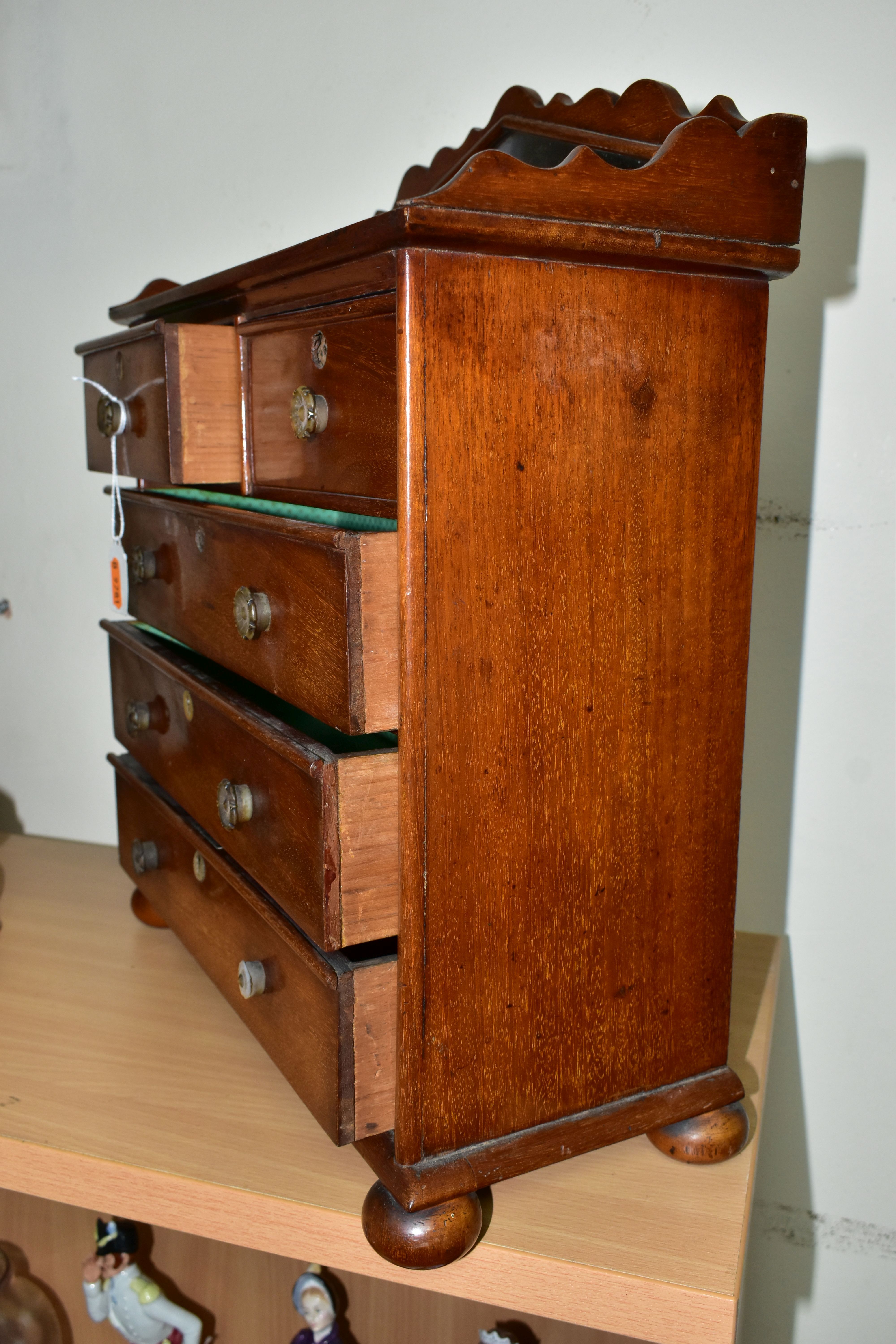 A MINIATURE MAHOGANY CHEST OF DRAWS WITH GALLERIED MIRROR, having two short draws over three long - Image 6 of 7