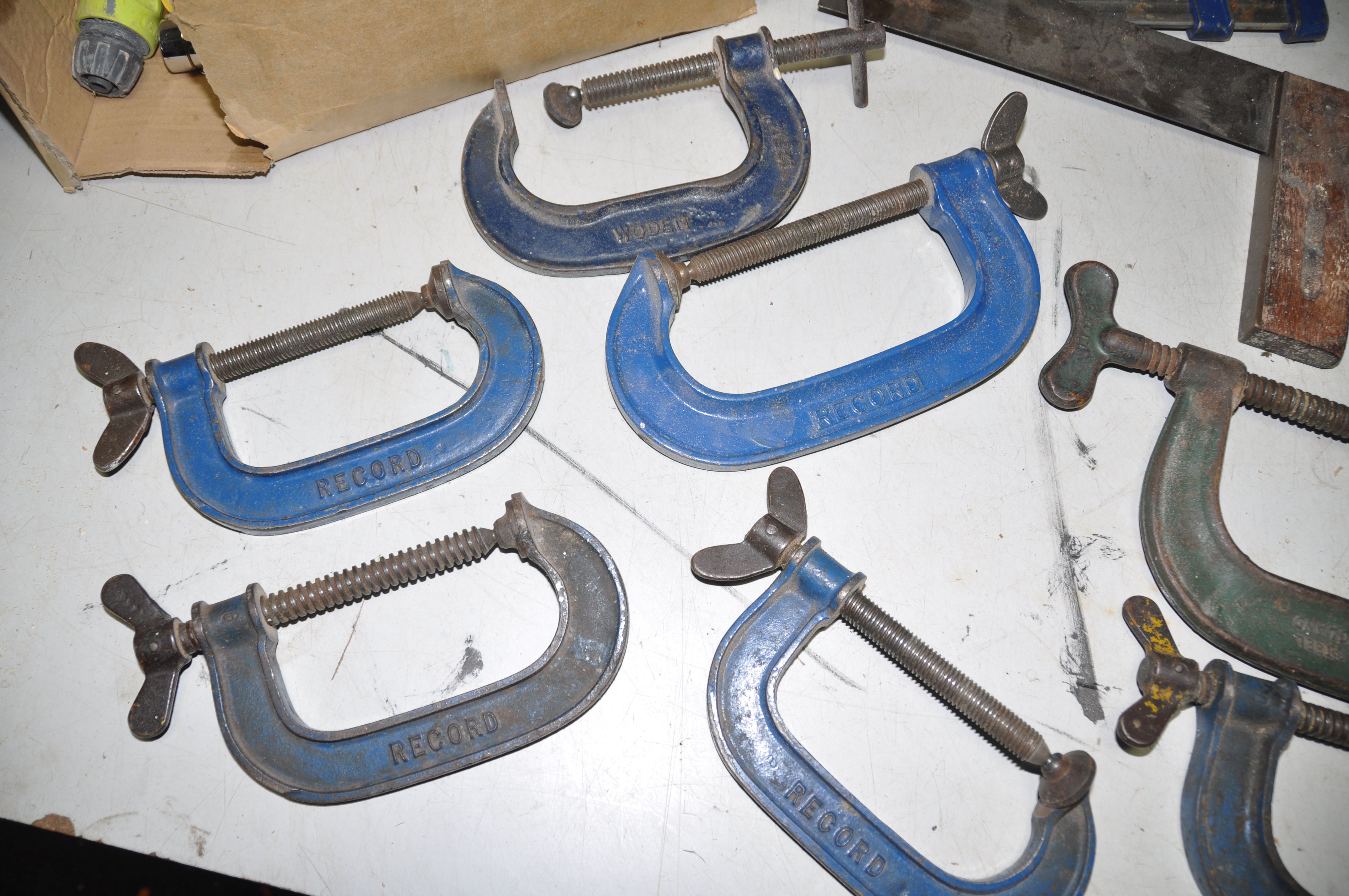A COLLECTION OF TOOLS to include nine g-clamps mostly Record numbers 4,5,6,8 and 10 a large - Bild 4 aus 5