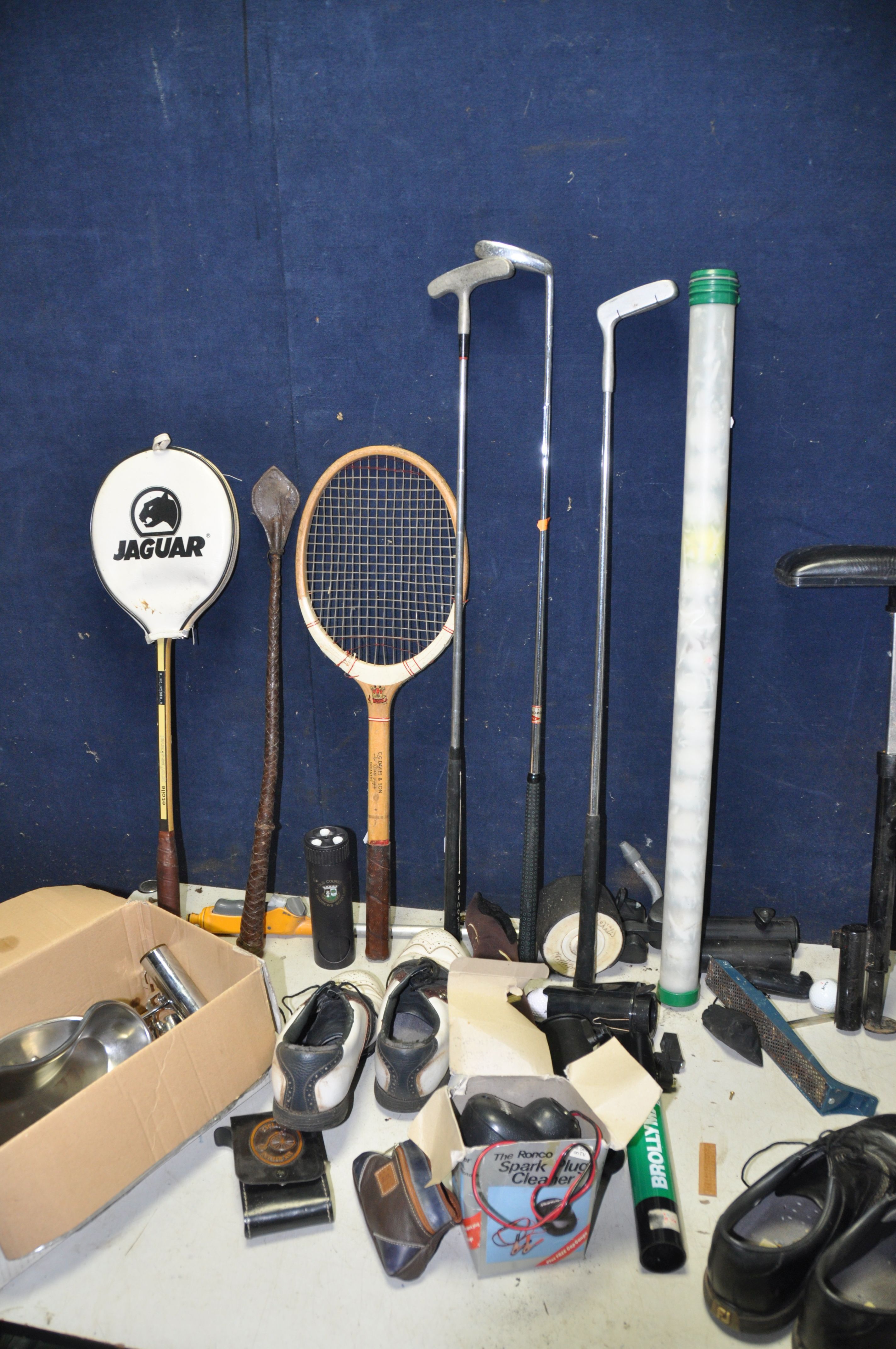 A SELECTION OF GOLF AND OTHER ITEMS to include a Golf king caddy, two pair of golf shoes (size - Image 3 of 3