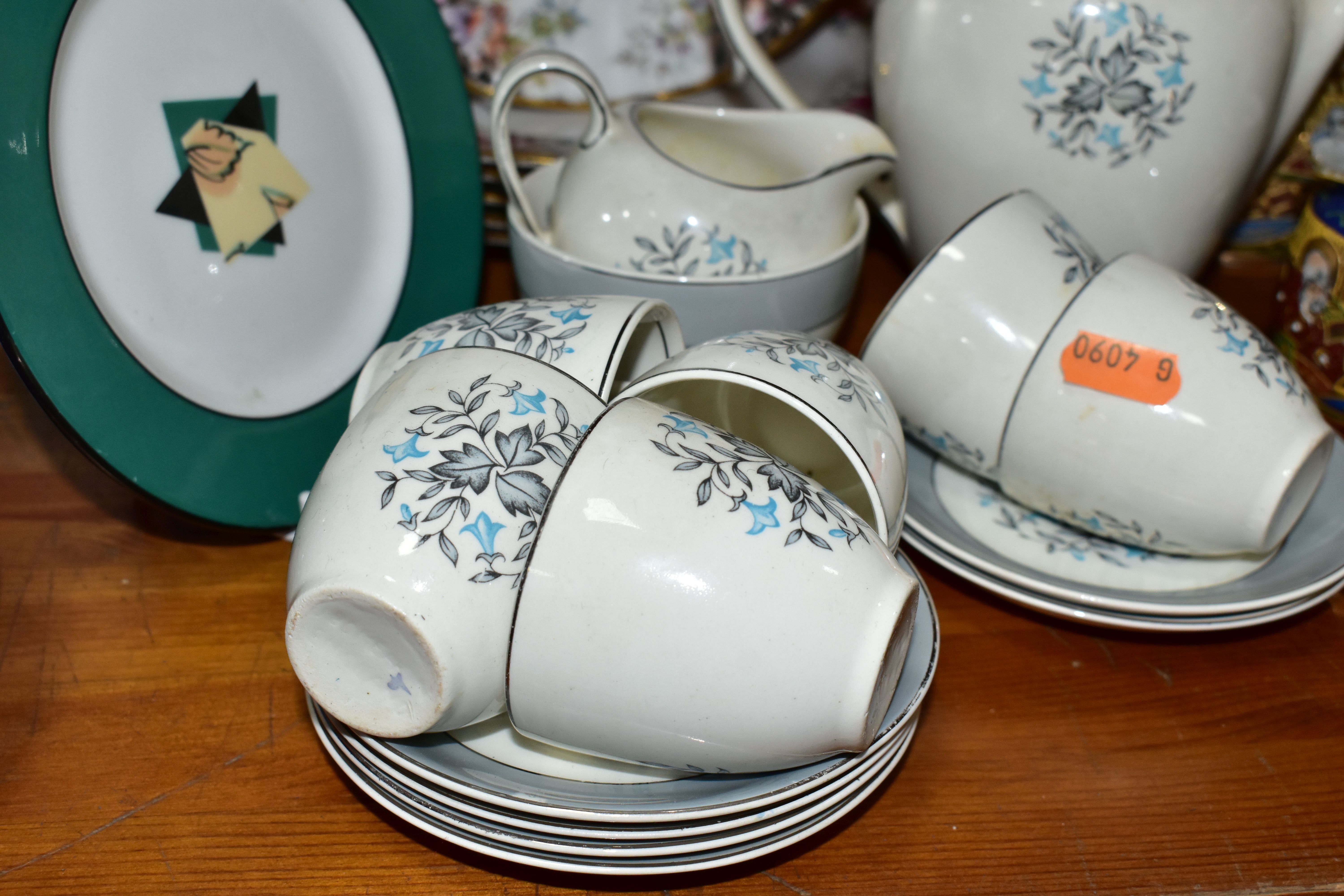 A GROUP OF CERAMIC TEA AND DINNERWARES, to include six Royal Albert Autumn Roses dinner plates ( - Image 6 of 8