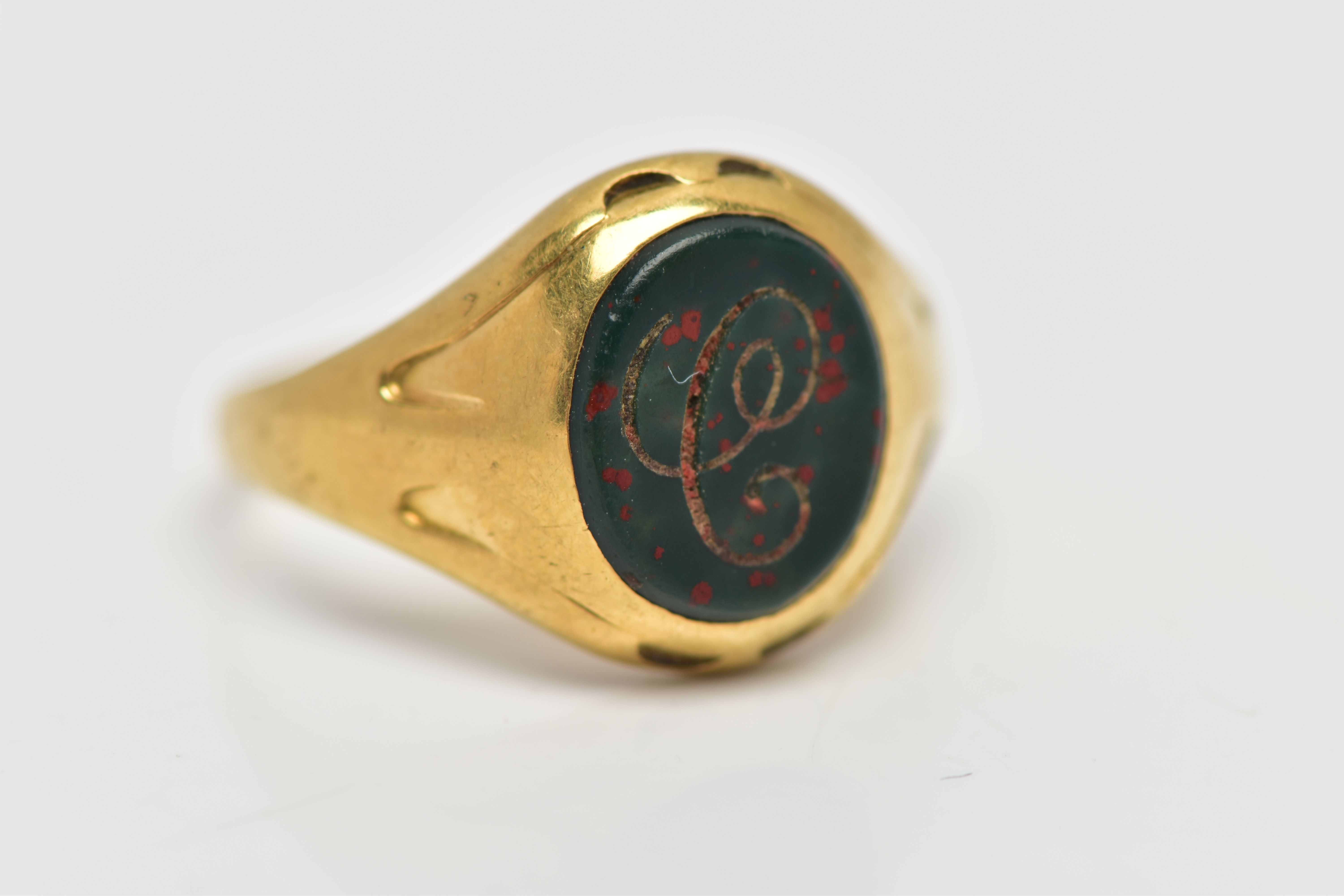 AN 18CT GOLD SIGNET RING, set with an oval bloodstone insert with an engraved initial 'C', worn - Image 4 of 4