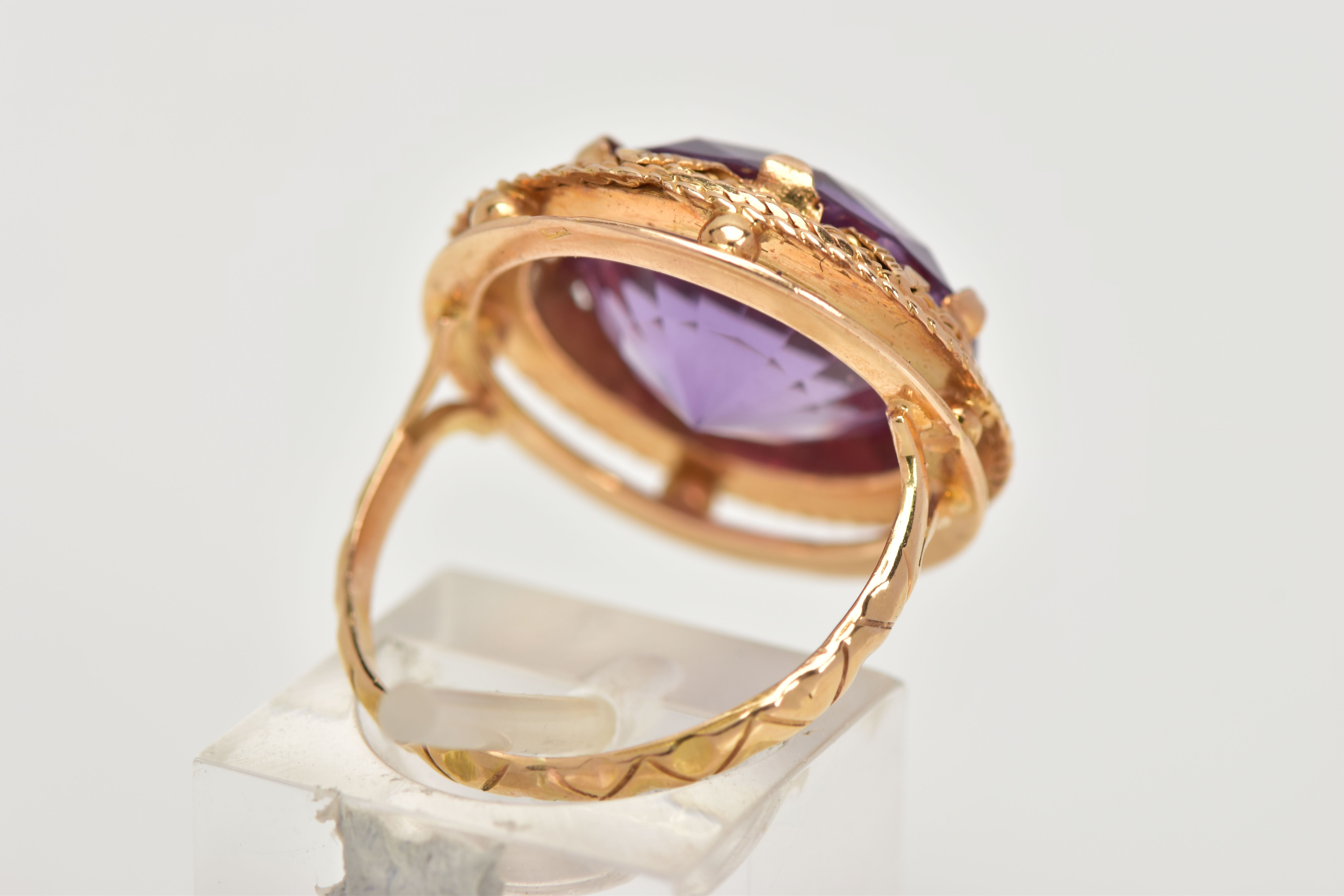 A YELLOW METAL SYNTHETIC COLOUR CHANGE SAPPHIRE RING, large circular cut synthetic colour change - Image 3 of 7