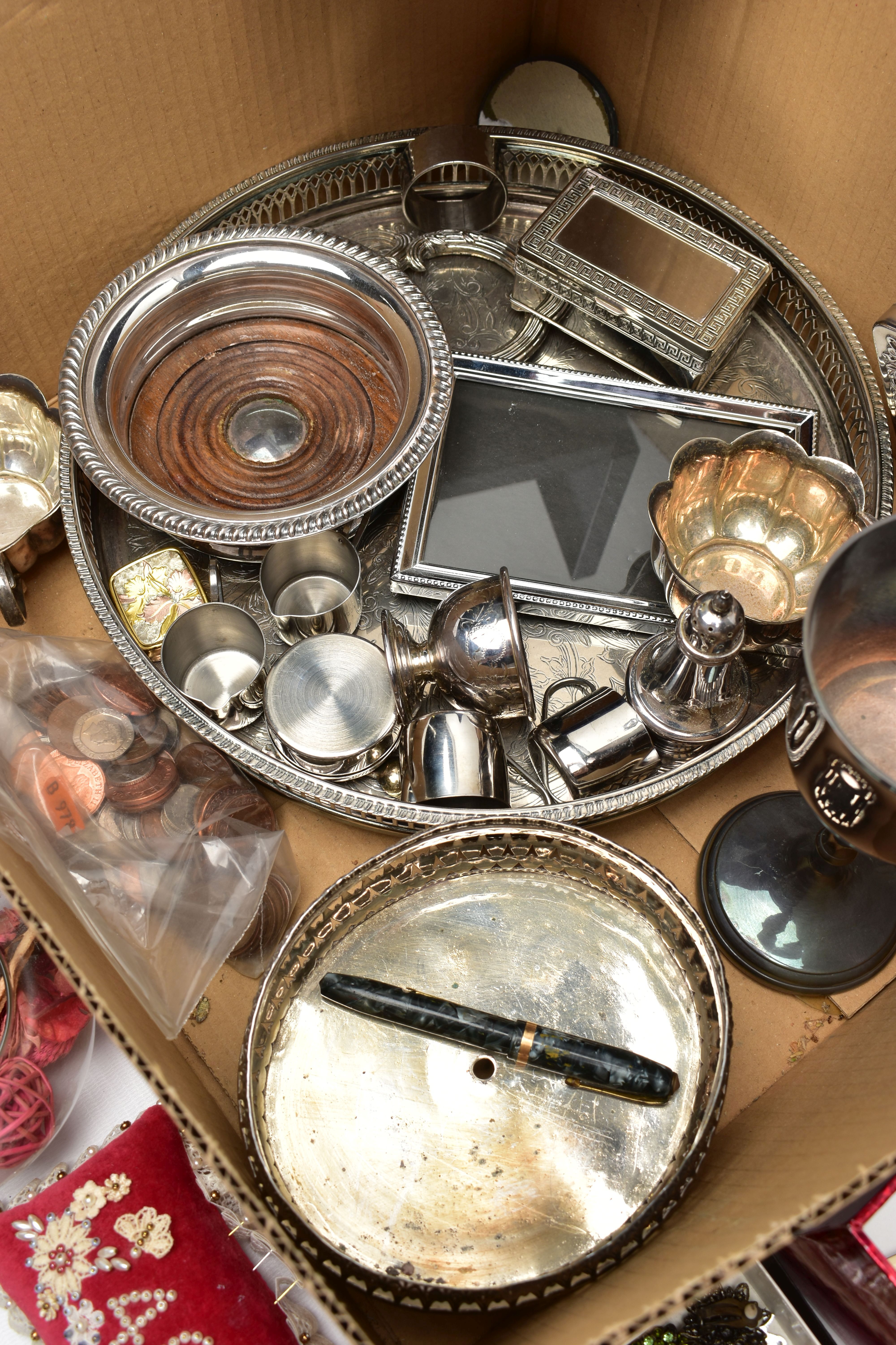 AN ASSORTMENT OF COSTUME JEWELLERY AND VARIOUS METAL SUNDRIES, to include a 'Conway Stewart' - Image 10 of 10