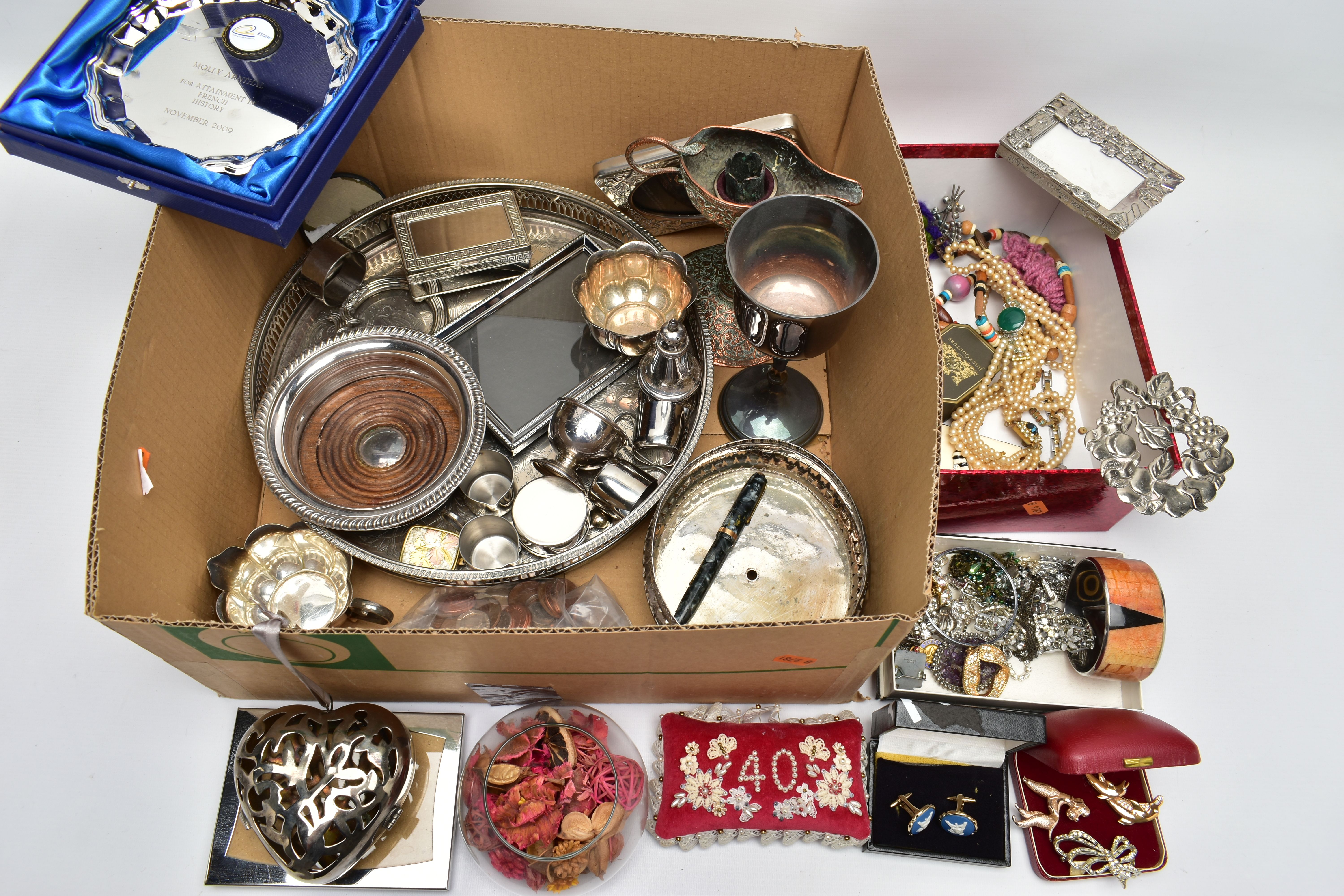 AN ASSORTMENT OF COSTUME JEWELLERY AND VARIOUS METAL SUNDRIES, to include a 'Conway Stewart'