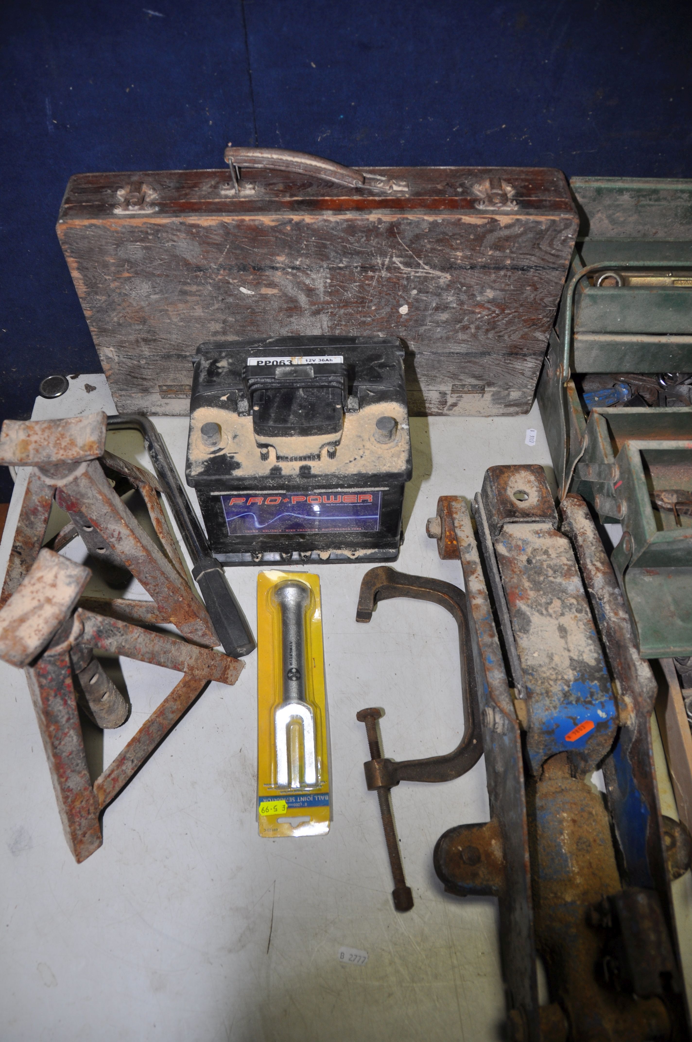 A SELECTION OF AUTOMOTIVE TOOLS AND ACCESSORIES to include two trolley jacks a Hilka two tonne - Image 4 of 4