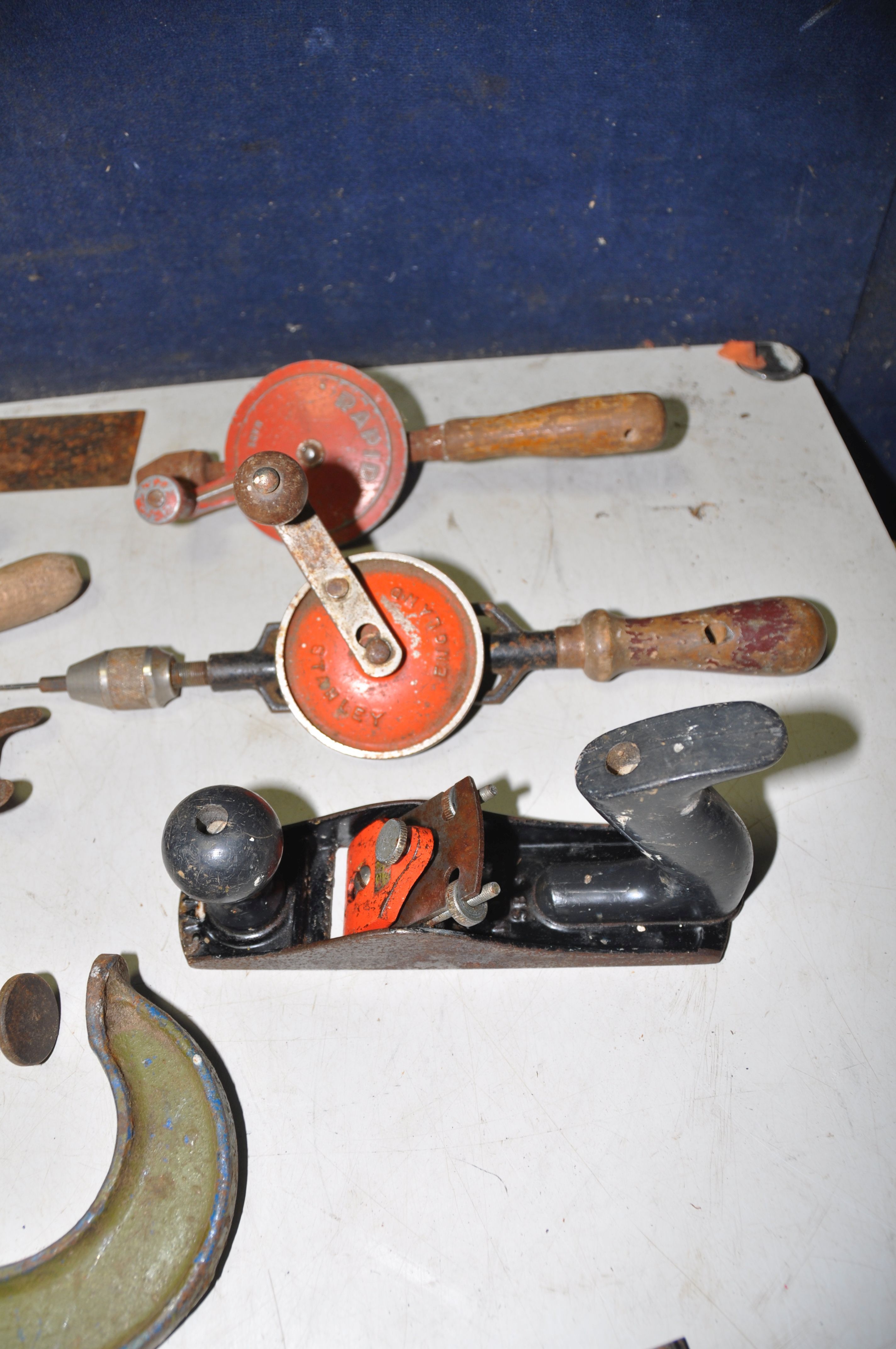 A COLLECTION OF VINTAGE TOOLS to include a Stanley No72 chamfer, Stanley No78 rebate plane, - Image 4 of 5