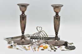 A BOX OF ASSORTED SILVER, to include two matching weighted silver candle sticks, hallmarked ‘