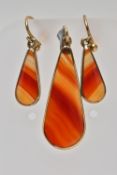 A PAIR OF 9CT GOLD AGATE DROP EARRINGS AND PENDANT SET, each earring designed with a pear shape