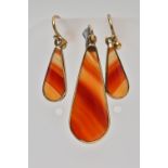 A PAIR OF 9CT GOLD AGATE DROP EARRINGS AND PENDANT SET, each earring designed with a pear shape