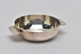 AN EARLY 20TH CENTURY SILVER QUAICH, plain polished double handled quaich, hallmarked 'H T Lamb &