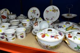 A QUANTITY OF ROYAL WORCESTER 'EVESHAM', 'WILD HARVEST', AND MIDWINTER STYLECRAFT 'ORANGES AND