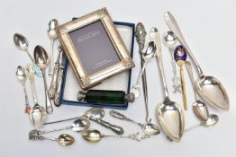 A SELECTION OF SILVER AND ASSORTED WHITE METAL CUTLERY AND FURTHER ITEMS, to include a silver