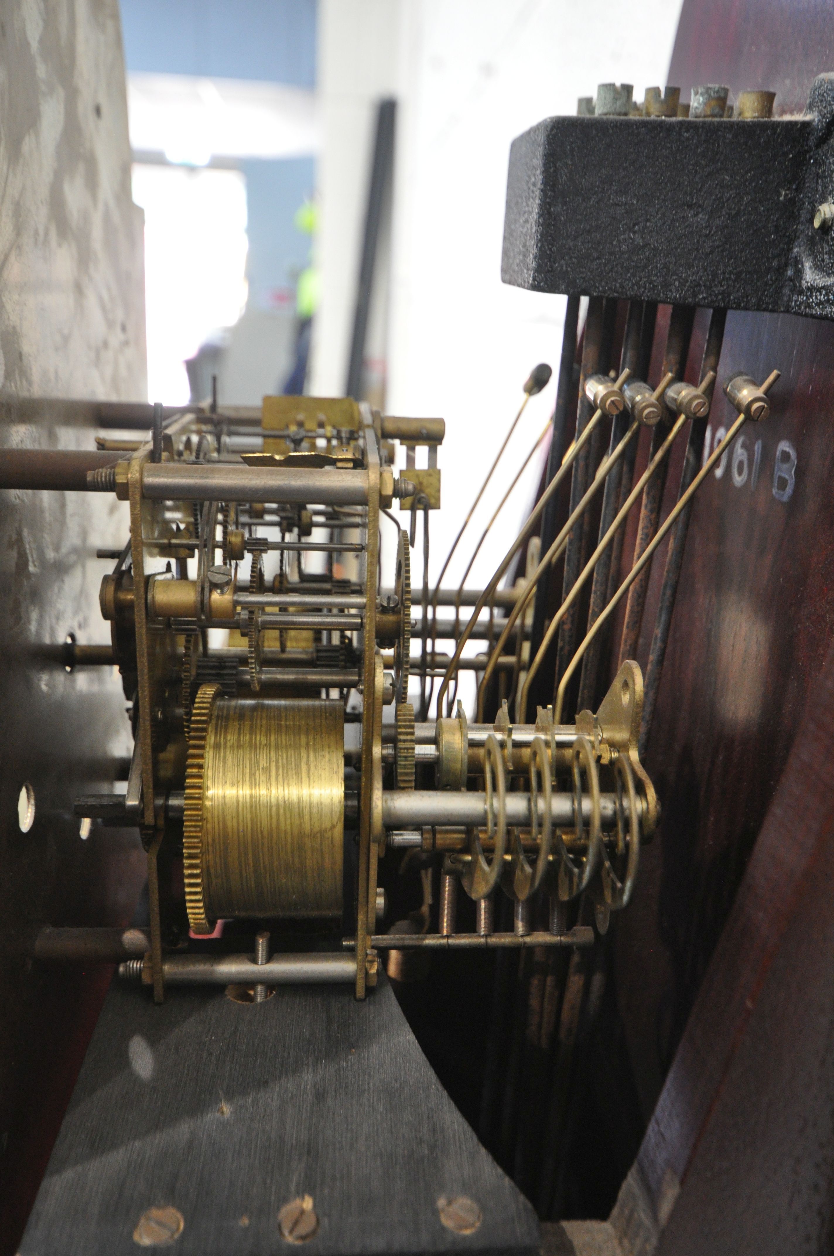 A 20TH CENTURY MAHOGANY CHIMING GRANDAUGHTER CLOCK, the arched door enclosing a brass and silvered 7 - Image 3 of 4