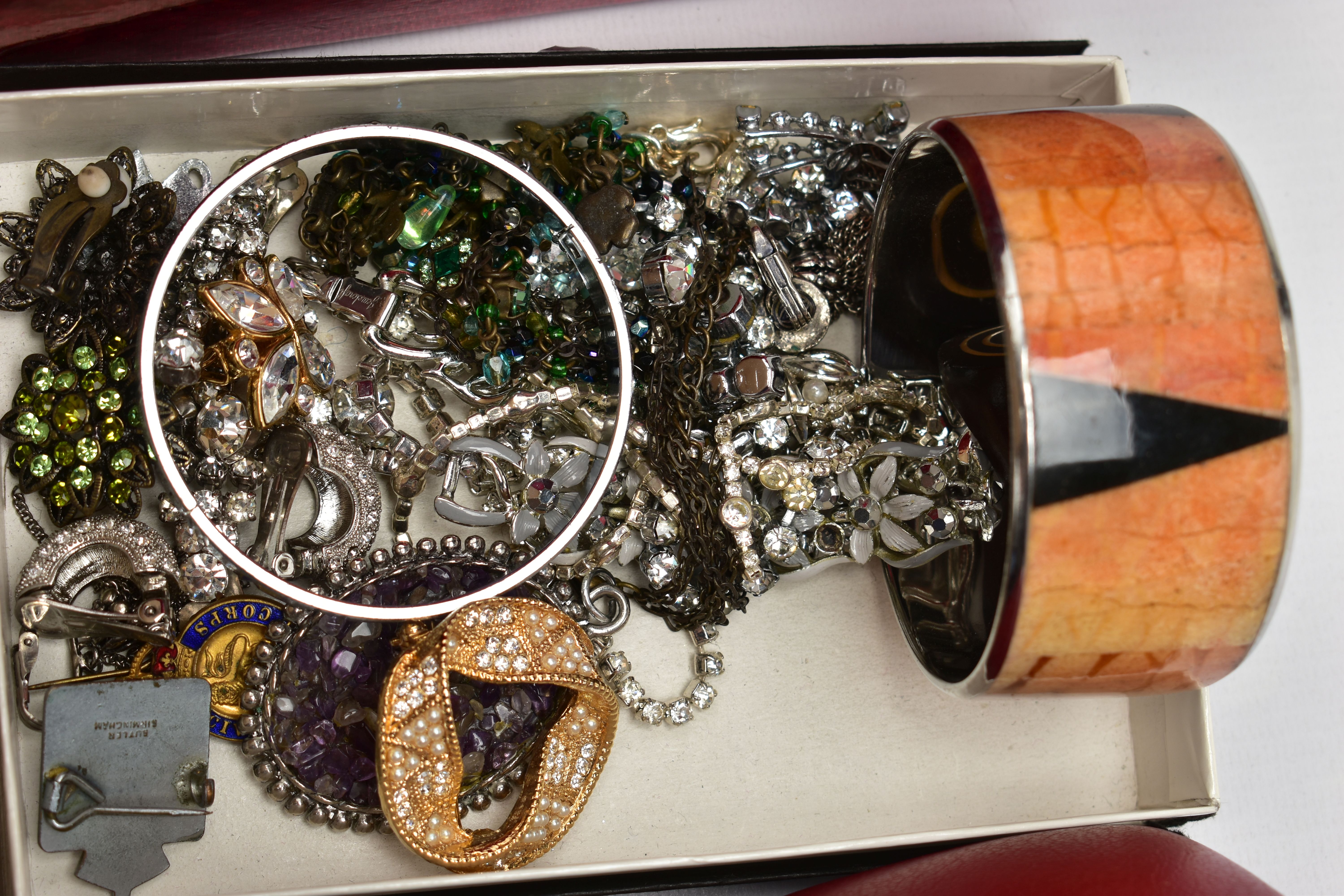 AN ASSORTMENT OF COSTUME JEWELLERY AND VARIOUS METAL SUNDRIES, to include a 'Conway Stewart' - Image 6 of 10