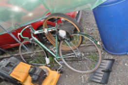 A VINTAGE CARLTON GENTS RACING BIKE with 23in frame, 12 speed Shimano gears, saddle bag and two