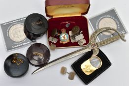 ASSORTED CUFFLINKS AND COMMEMORATIVE COINS, to include two pairs of white metal chain link