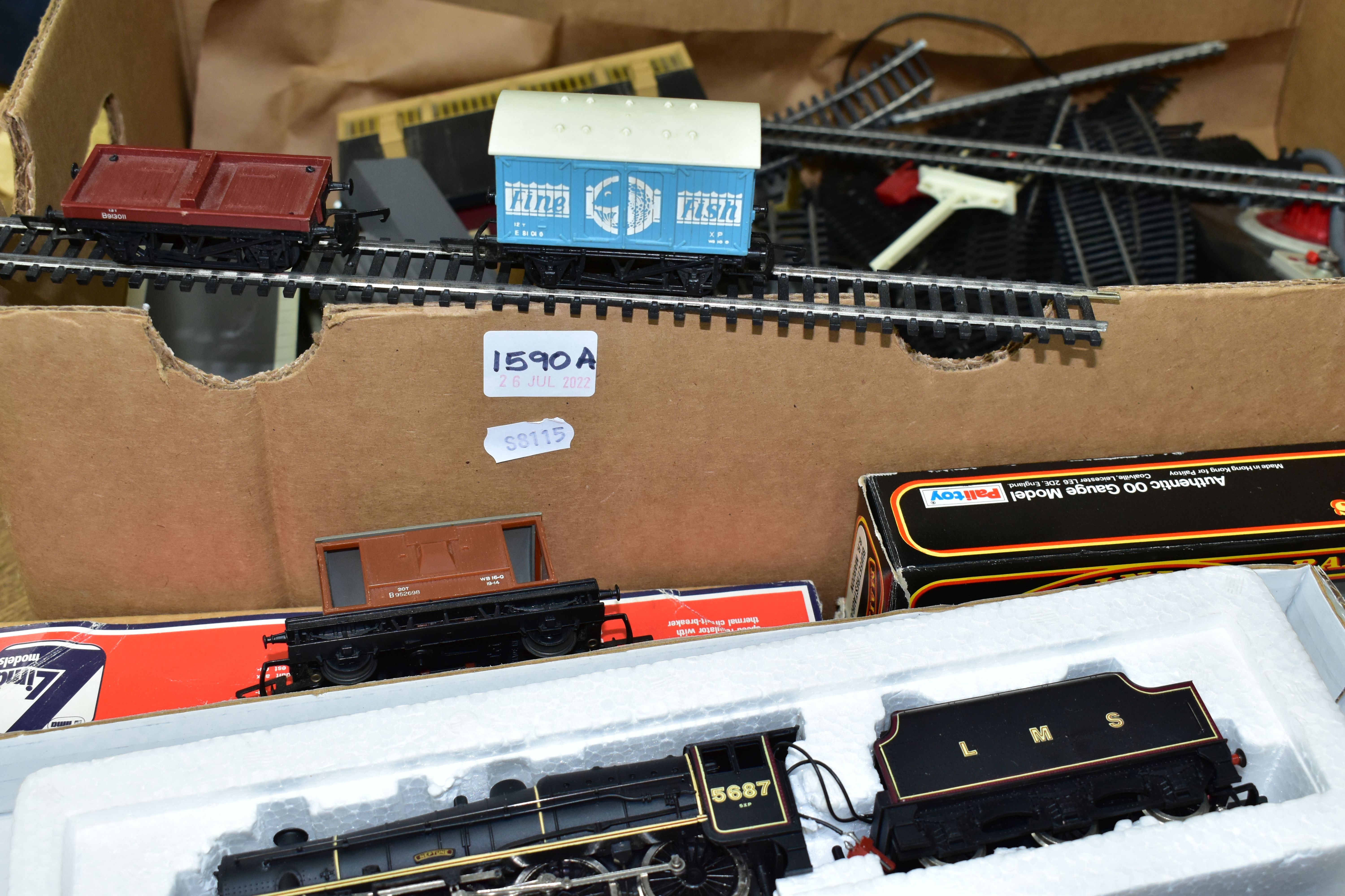 A BOXED LIMA OO GAUGE CONTAINER UNLOADER SET, to include class 55 Deltic locomotive 'Meld' No.D9003, - Image 3 of 10