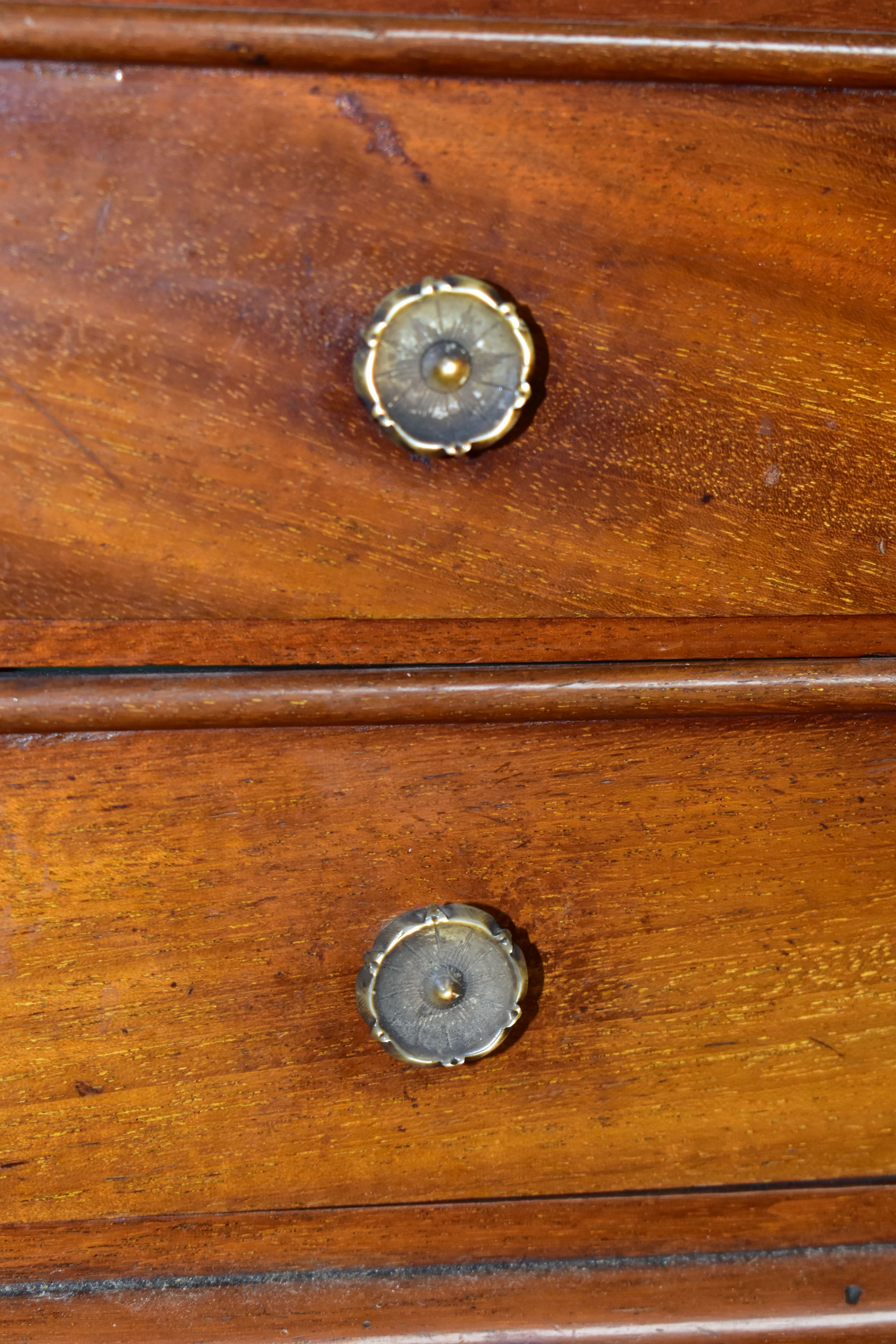 A MINIATURE MAHOGANY CHEST OF DRAWS WITH GALLERIED MIRROR, having two short draws over three long - Image 4 of 7