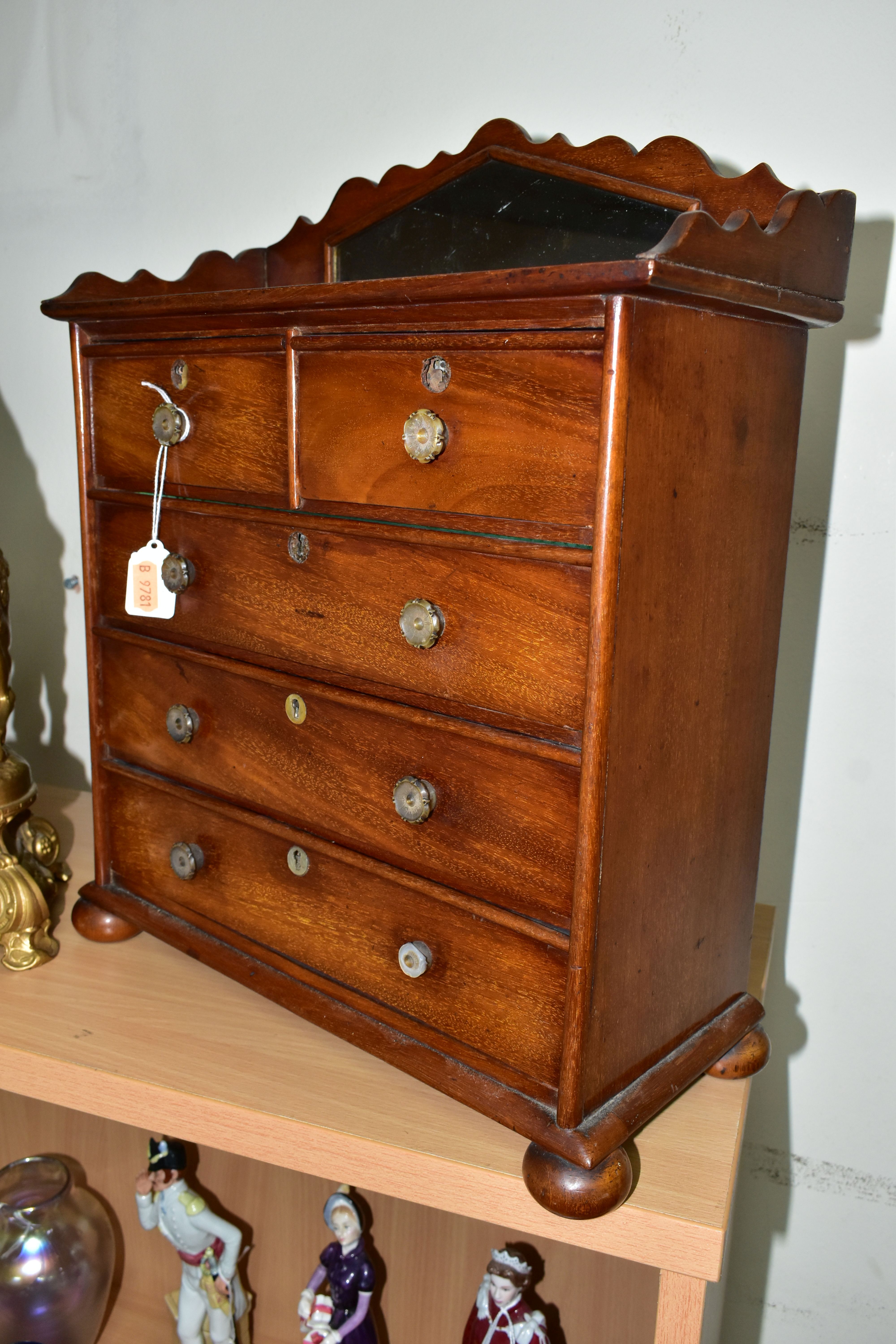 A MINIATURE MAHOGANY CHEST OF DRAWS WITH GALLERIED MIRROR, having two short draws over three long - Image 2 of 7