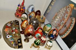 A GROUP OF EASTERN EUROPEAN DECORATIVE EGGS AND SUNDRY ITEMS, to include Russian decorative