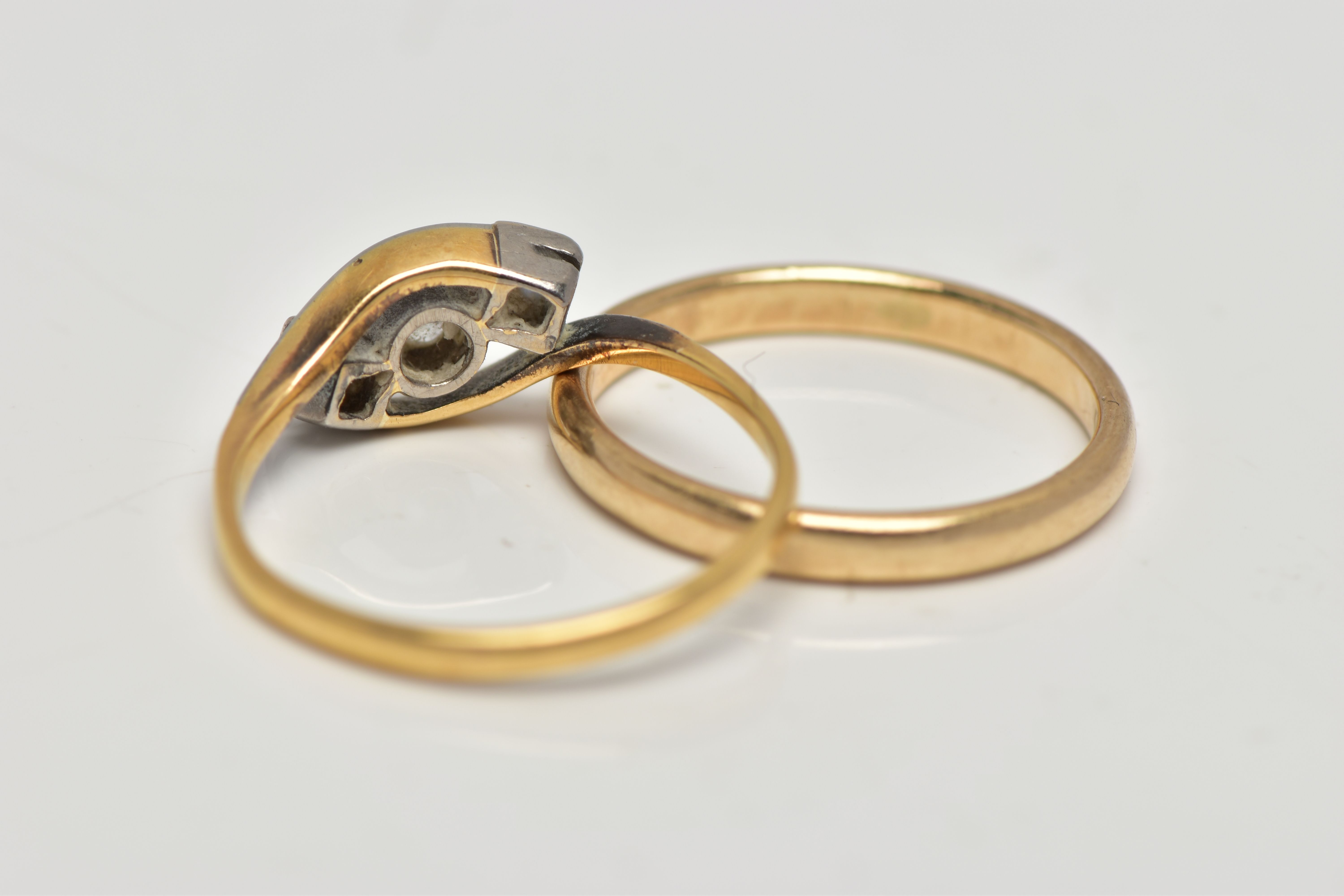 TWO GOLD RINGS, the first a yellow metal three stone cross over ring, designed with a central - Bild 3 aus 3