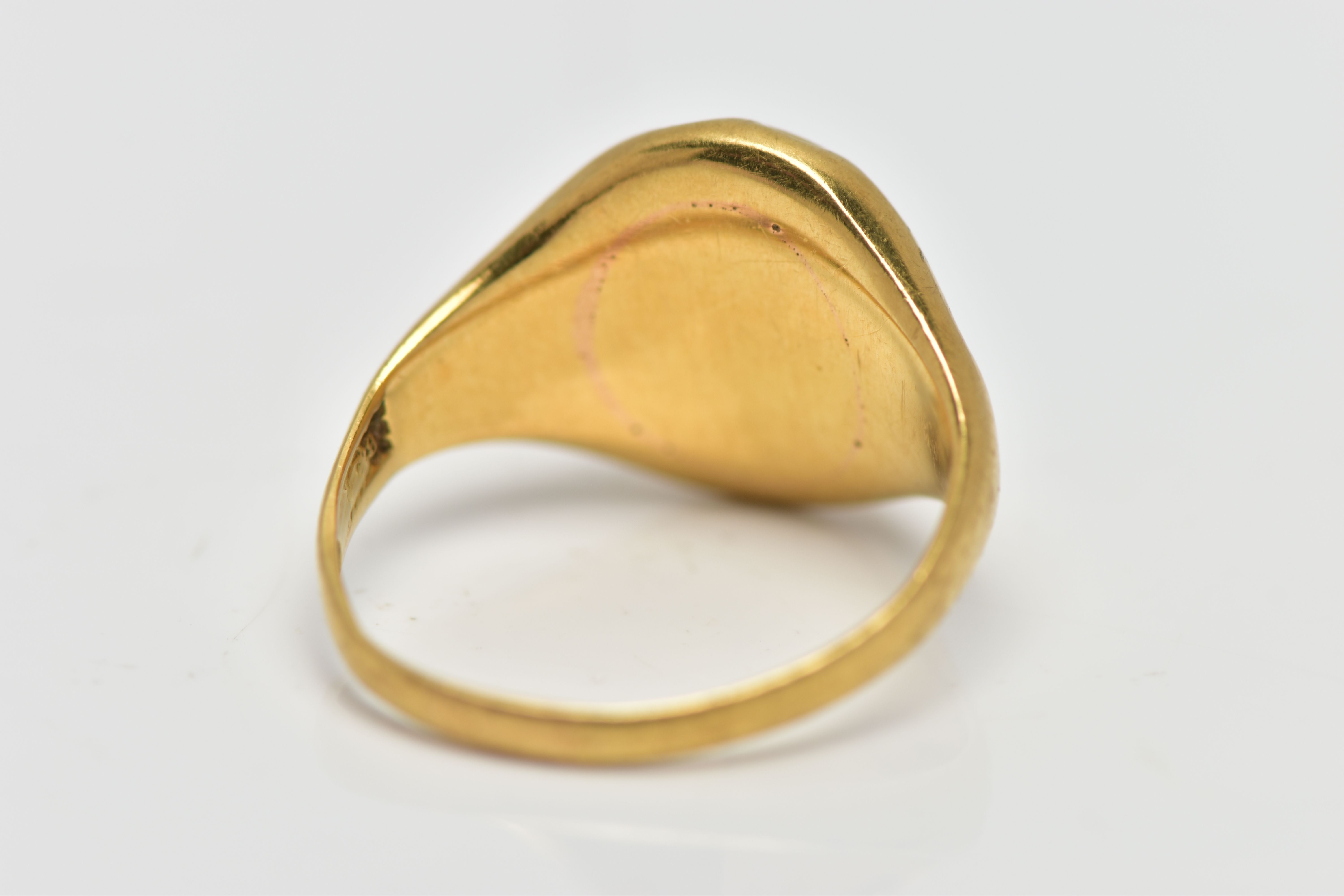 AN 18CT GOLD SIGNET RING, set with an oval bloodstone insert with an engraved initial 'C', worn - Image 3 of 4