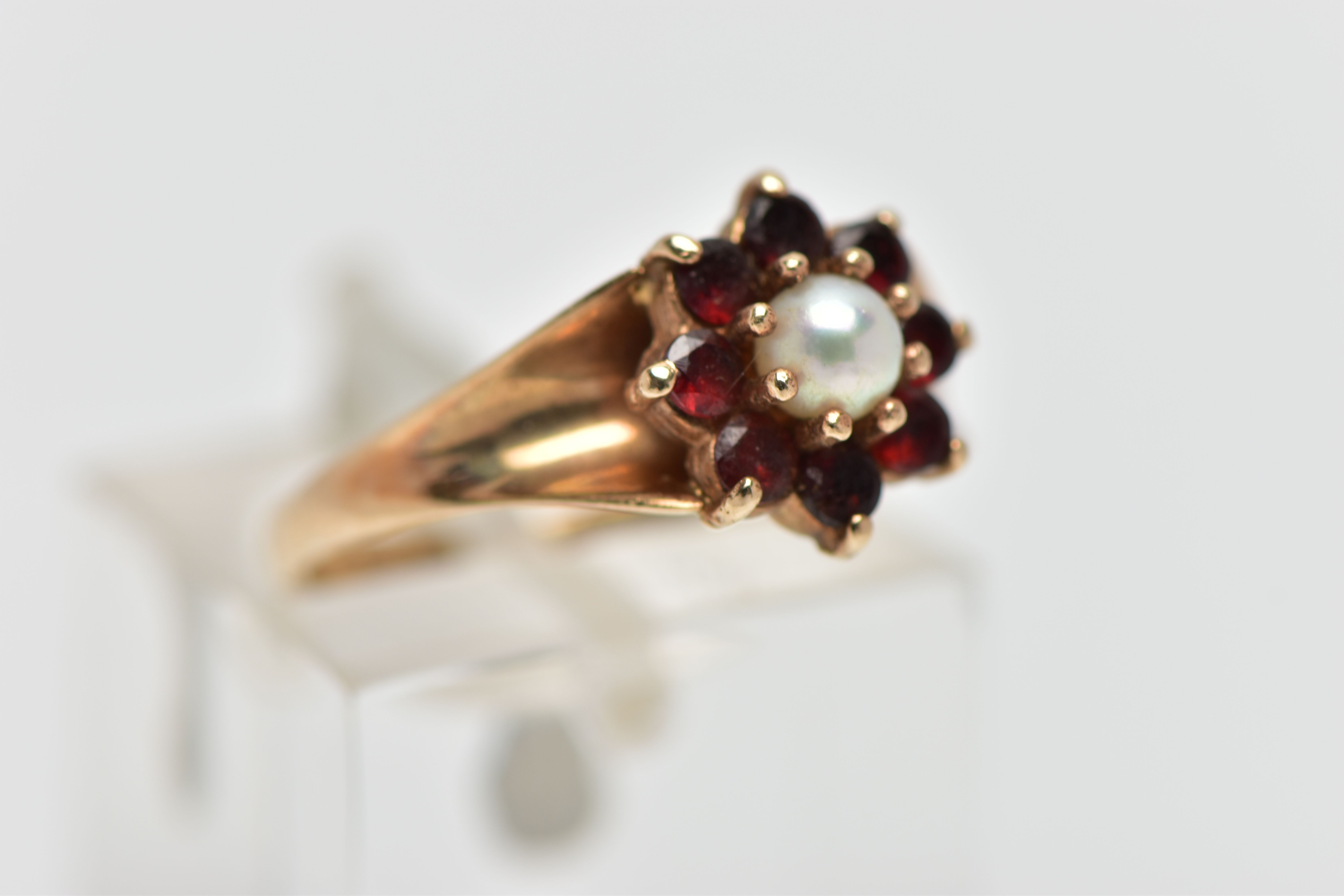 A 9CT GOLD CULTURED PEARL AND GARNET CLUSTER RING, the claw set cultured pearl, with circular cut - Image 4 of 4