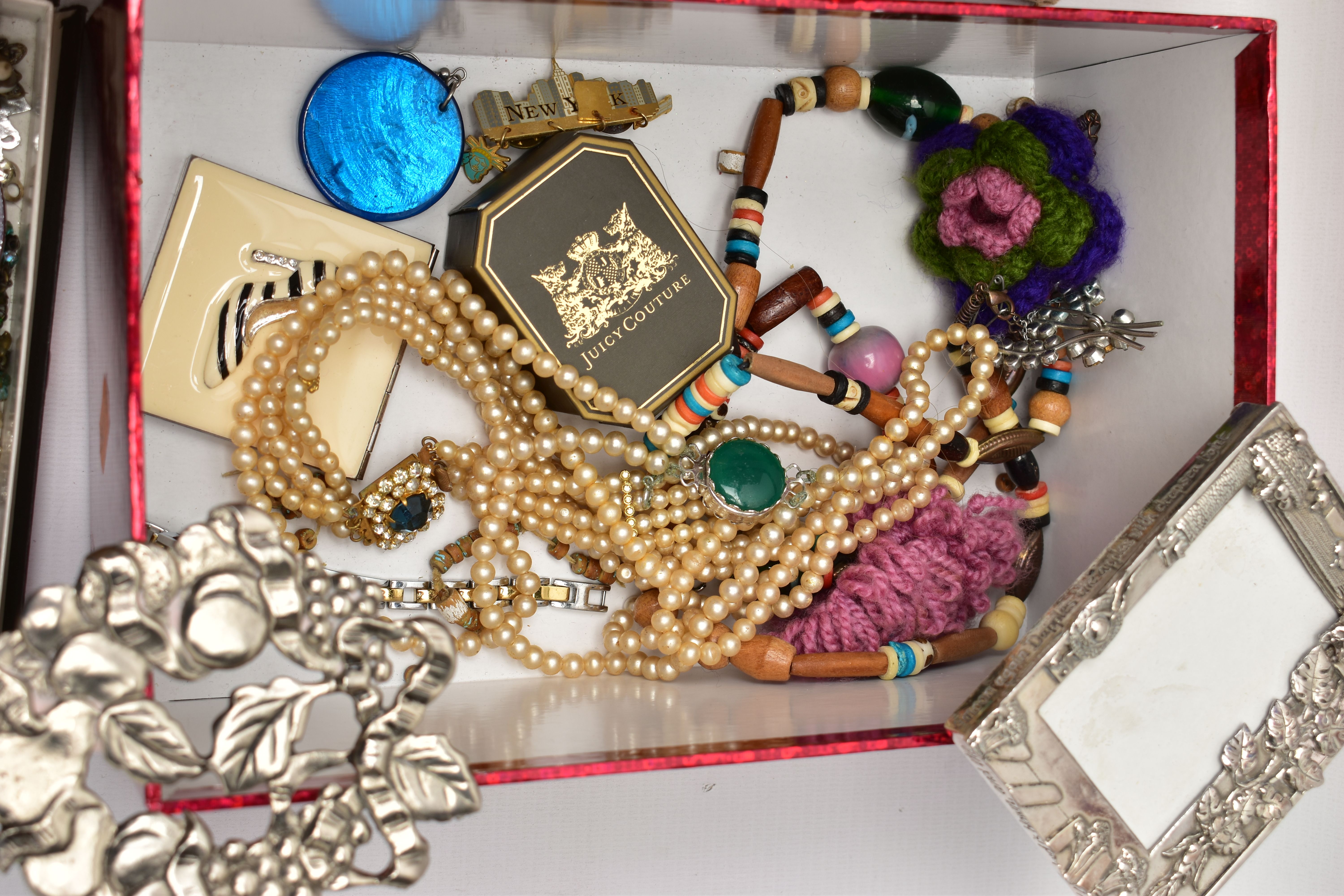 AN ASSORTMENT OF COSTUME JEWELLERY AND VARIOUS METAL SUNDRIES, to include a 'Conway Stewart' - Image 7 of 10