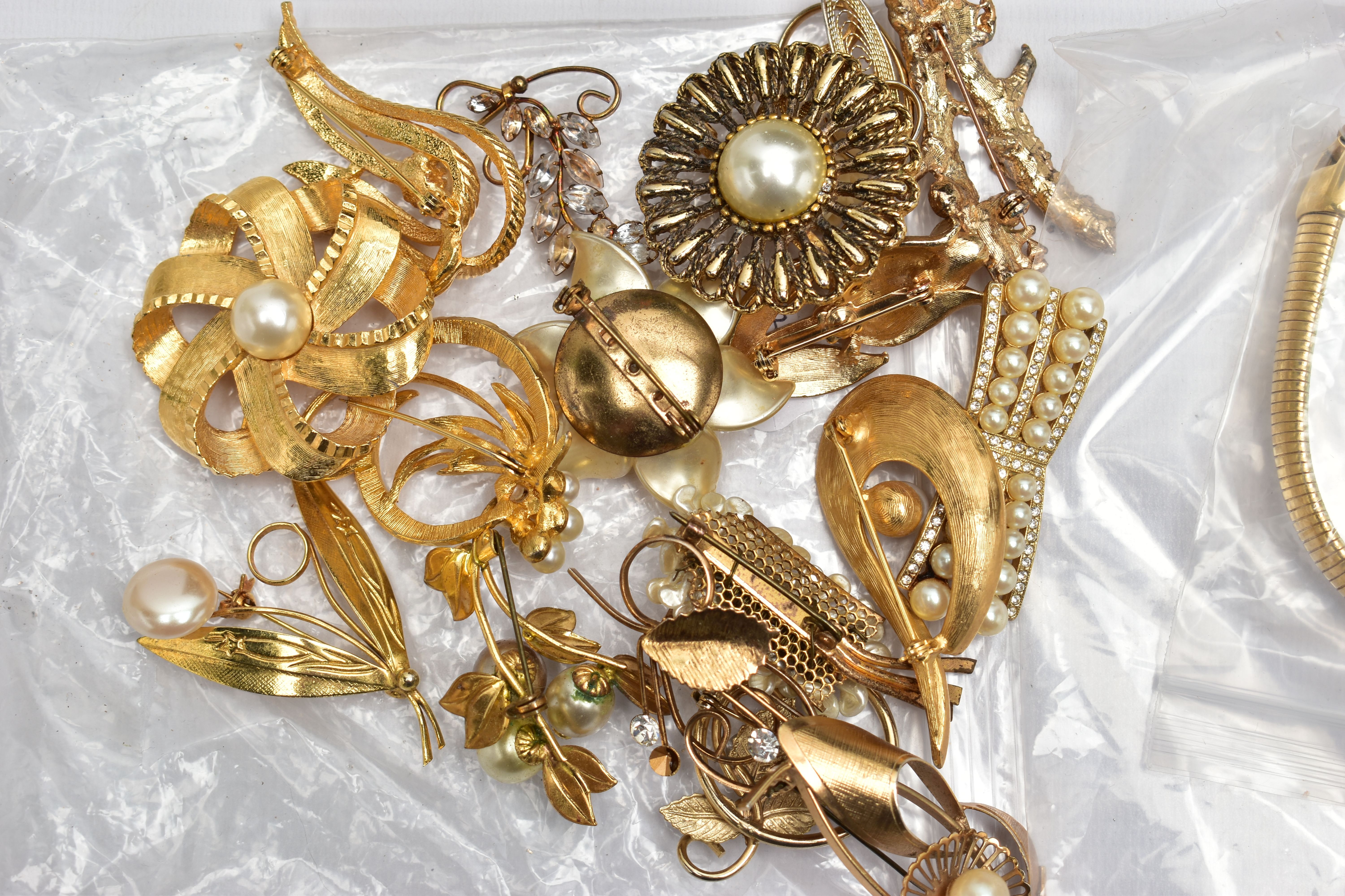 AN ASSORTMENT OF COSTUME JEWELLERY, to include two boxed Aurora Borealis necklaces, a large quantity - Image 5 of 9