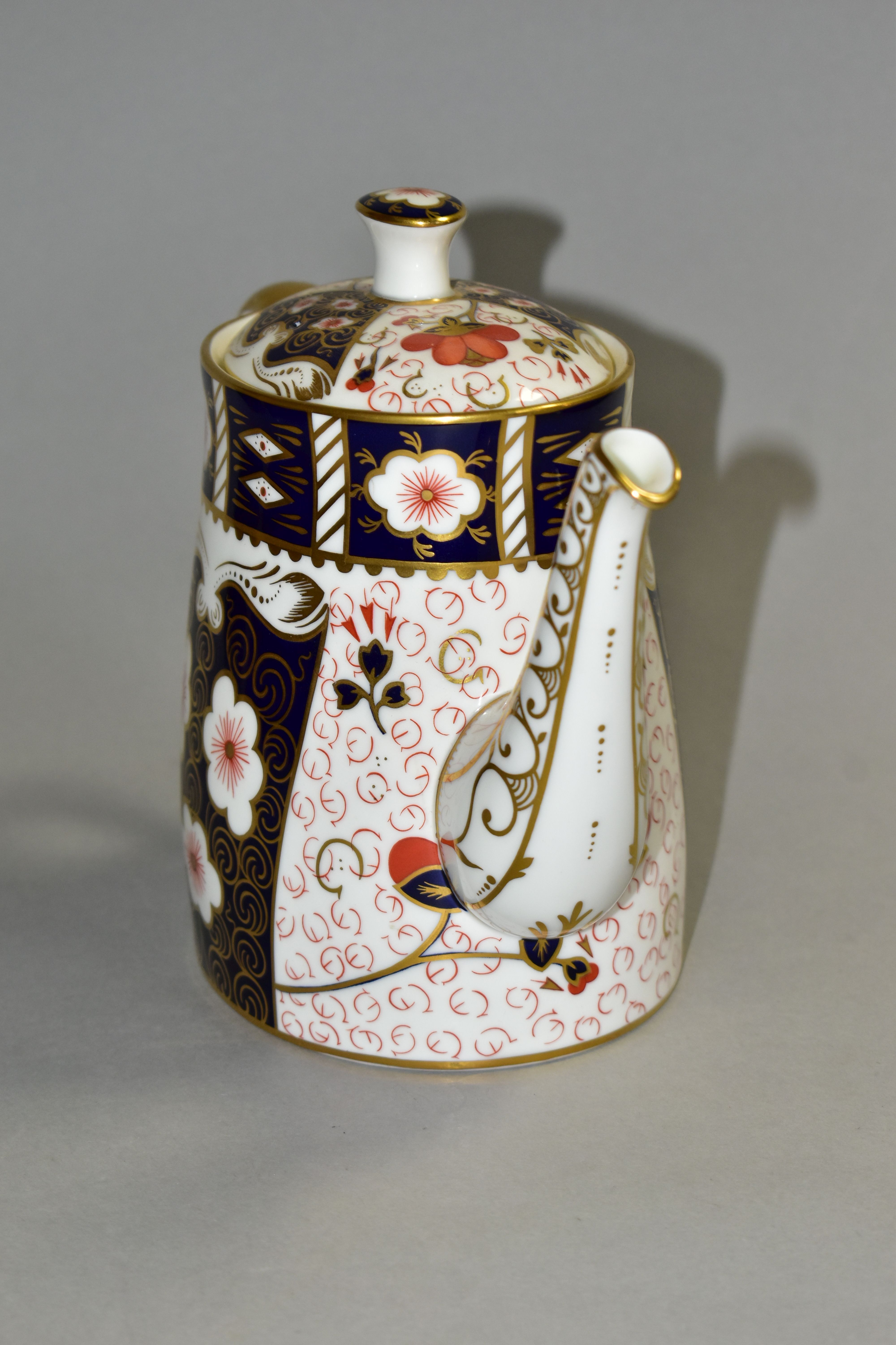 A ROYAL CROWN DERBY IMARI 2451 PATTERN OVAL COFFEE POT AND COVER, both seconds, date code for - Image 2 of 5