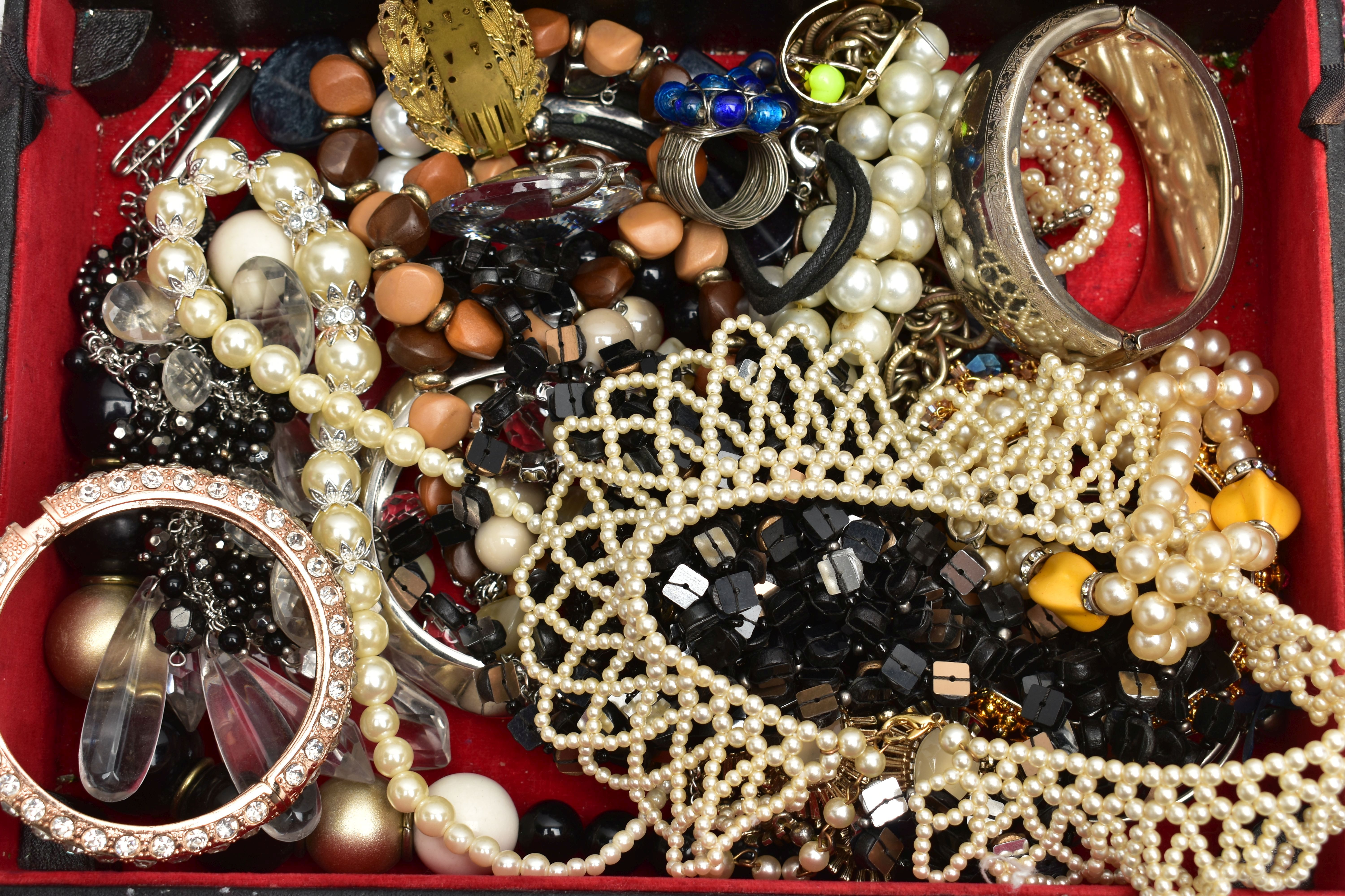 AN ASSORTMENT OF COSTUME JEWELLERY, to include a selection of white metal and marcasite brooches, - Image 3 of 5