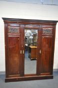 AN EARLY 20TH CENTURY MAHOGANY TRIPLE DOOR COMPACTUM WARDROBE, the middle section with two linen
