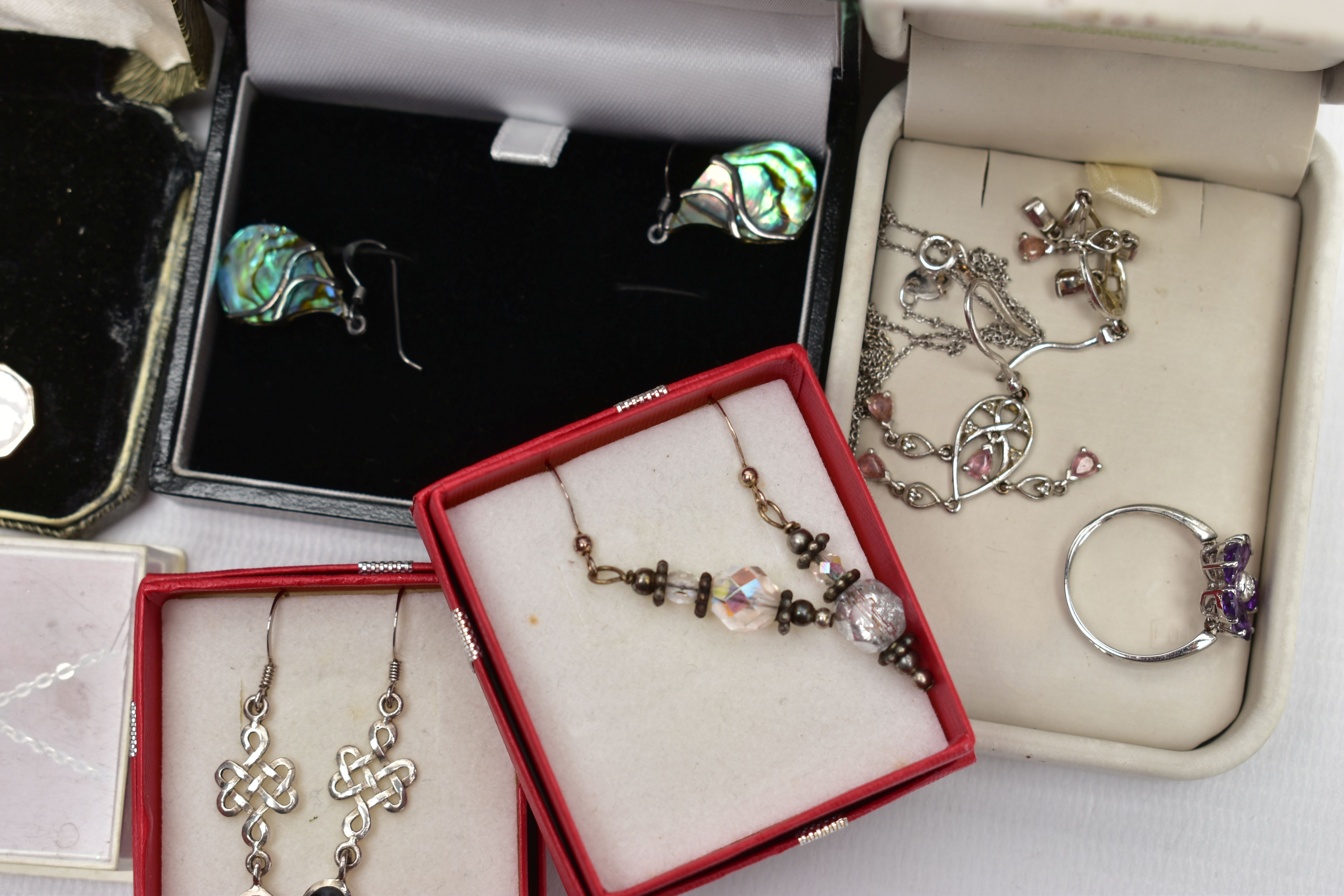 AN ASSORTMENT OF SILVER AND WHITE METAL JEWELLERY, to include a silver ingot in the shape of Great - Image 7 of 7