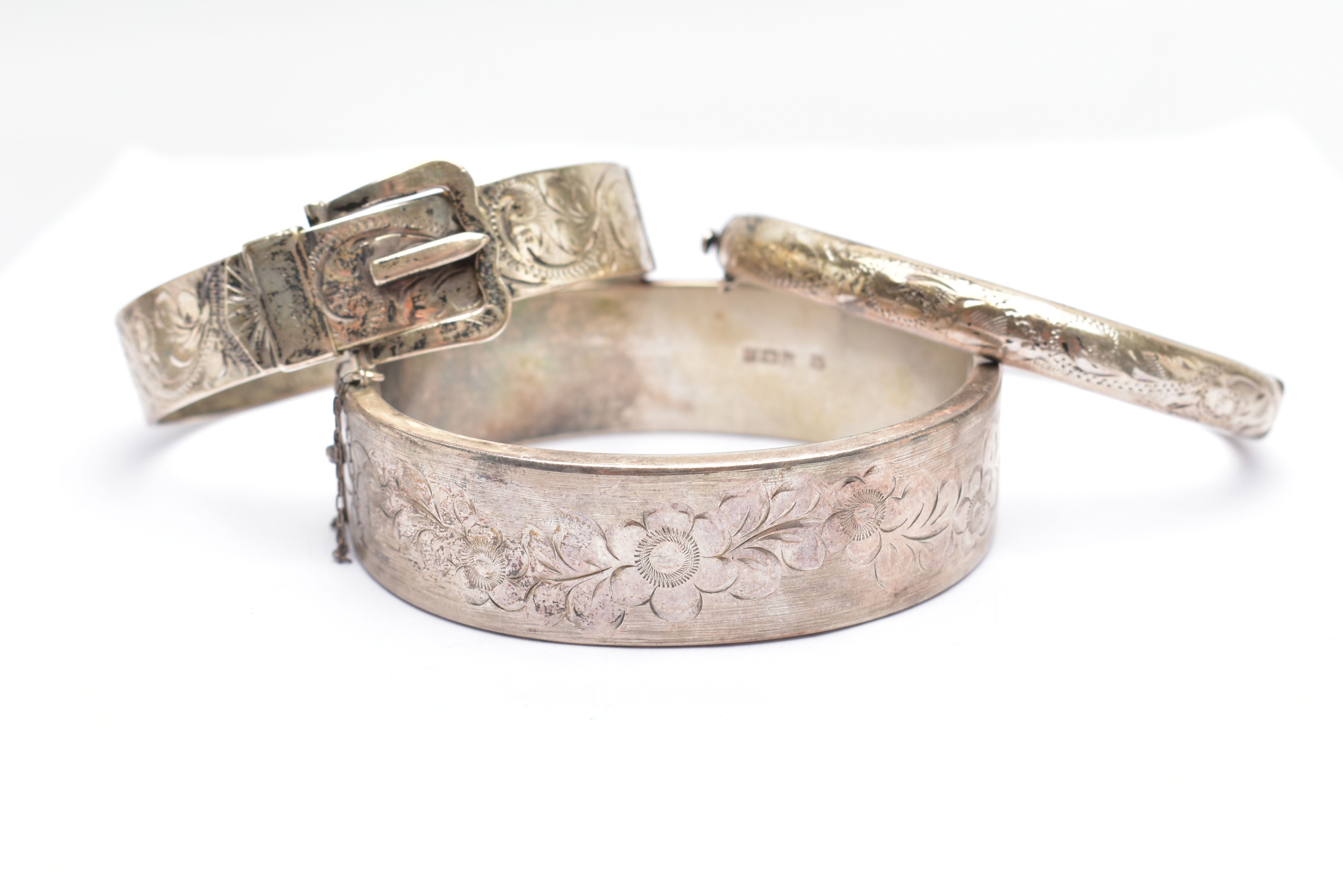 AN ASSORTMENT OF SILVER JEWELLERY, to include a buckle bangle, detailed with a floral design, - Image 2 of 4