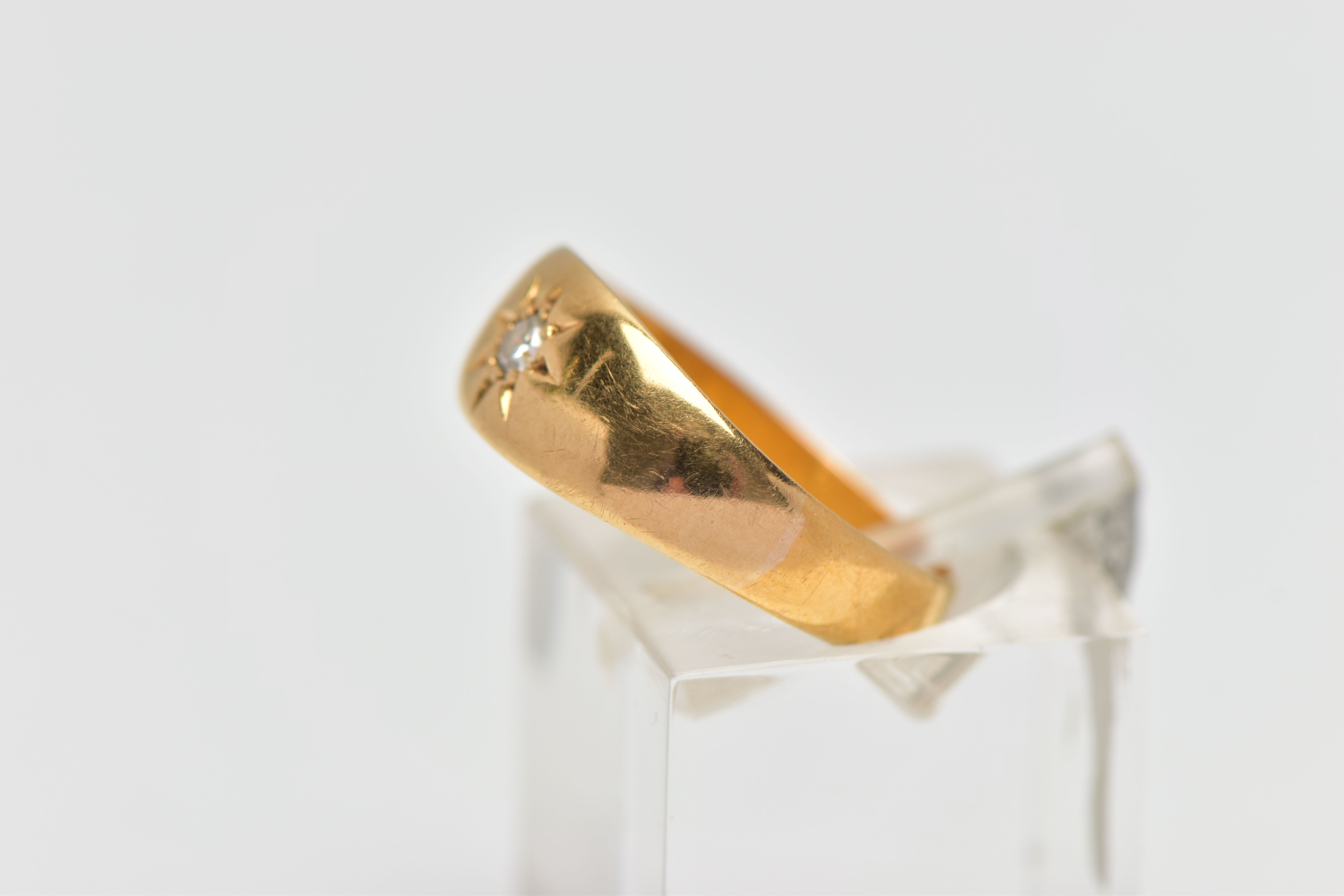 AN EARLY 20TH CENTURY 1920'S 22CT YELLOW GOLD DIAMOND SINGLE STONE RING, set with a single cut - Image 2 of 4