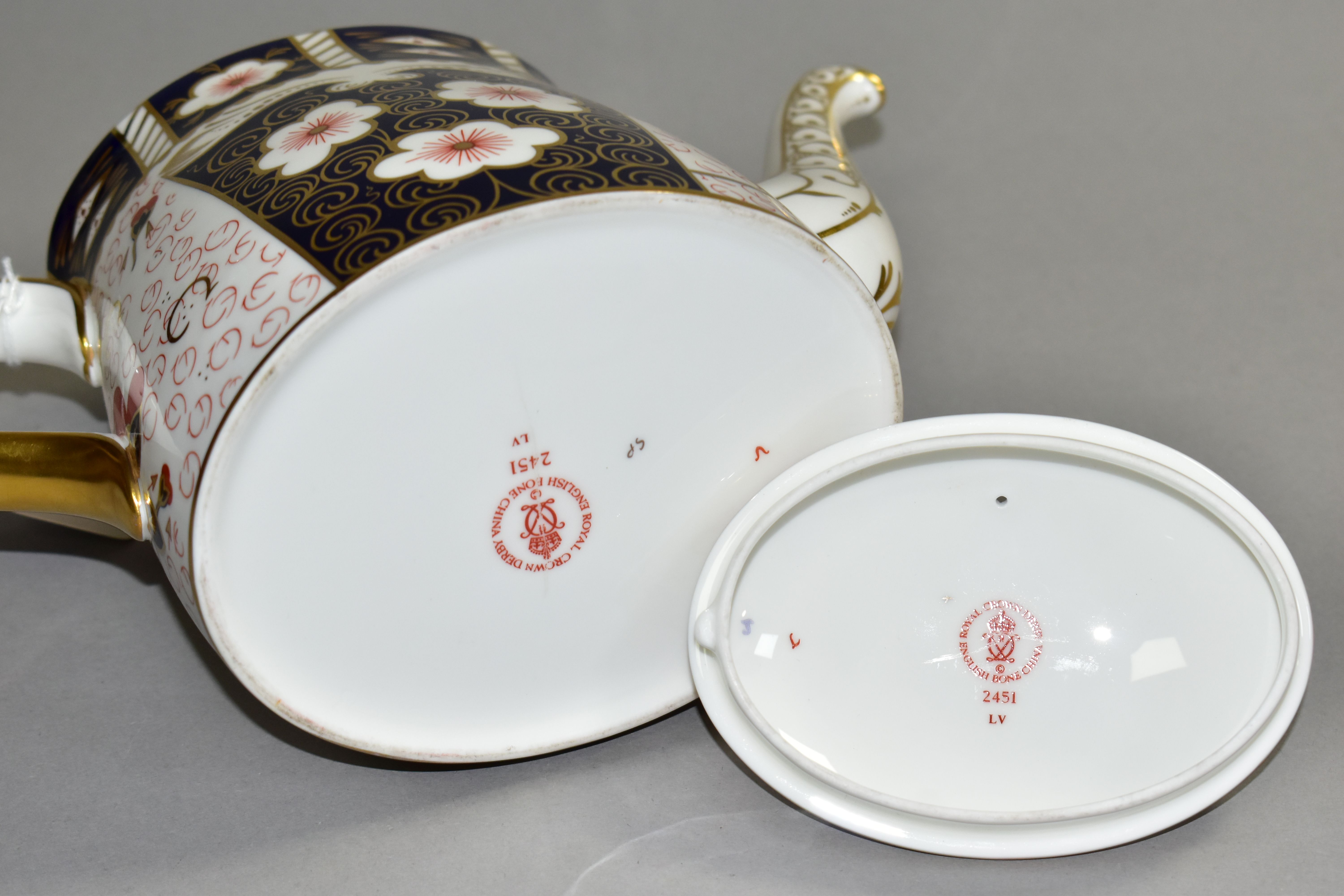 A ROYAL CROWN DERBY IMARI 2451 PATTERN OVAL COFFEE POT AND COVER, both seconds, date code for - Image 5 of 5
