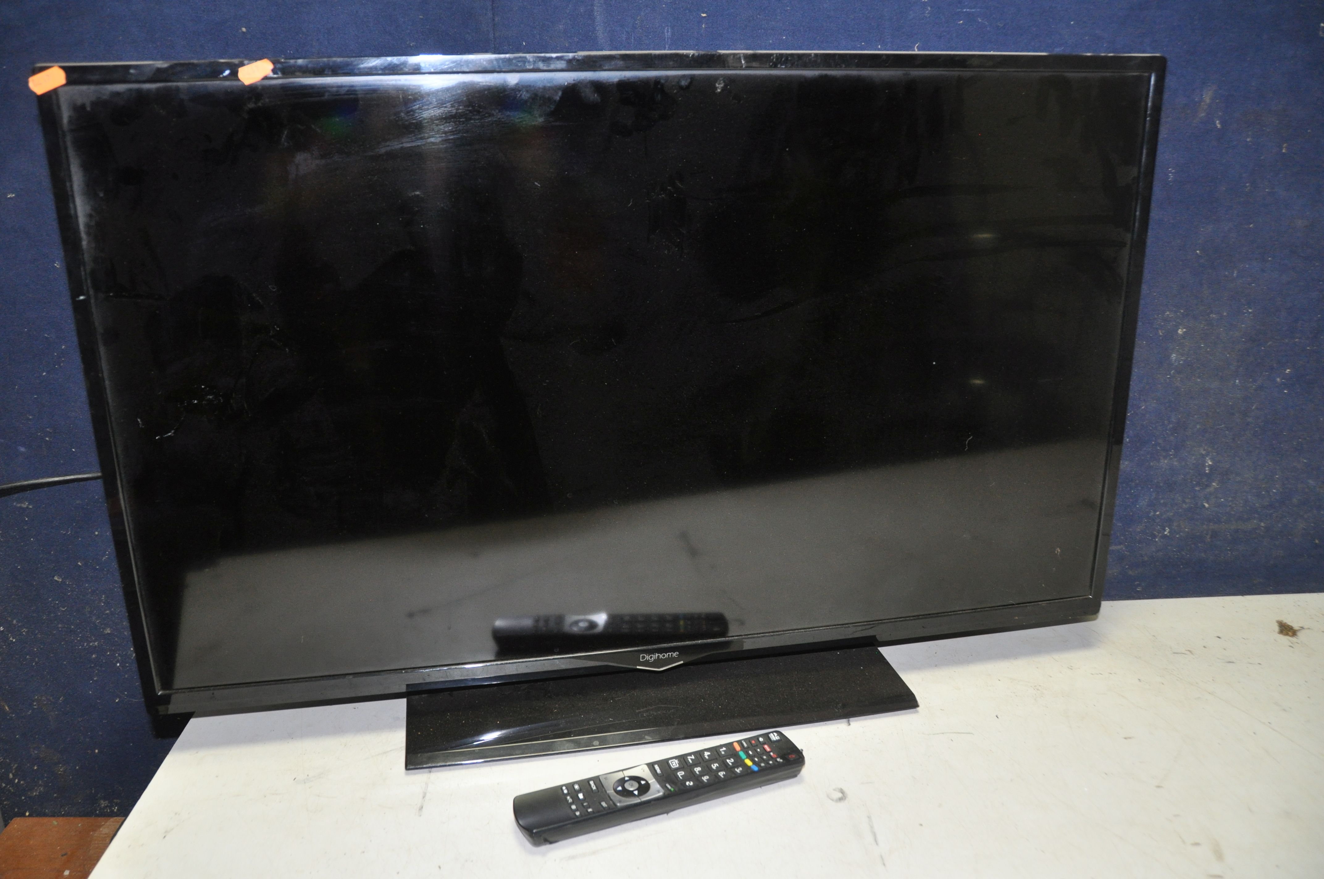 A DIGIHOME 40273SMFHDLED 40in TV with remote (PAT pass and working) - Image 2 of 2