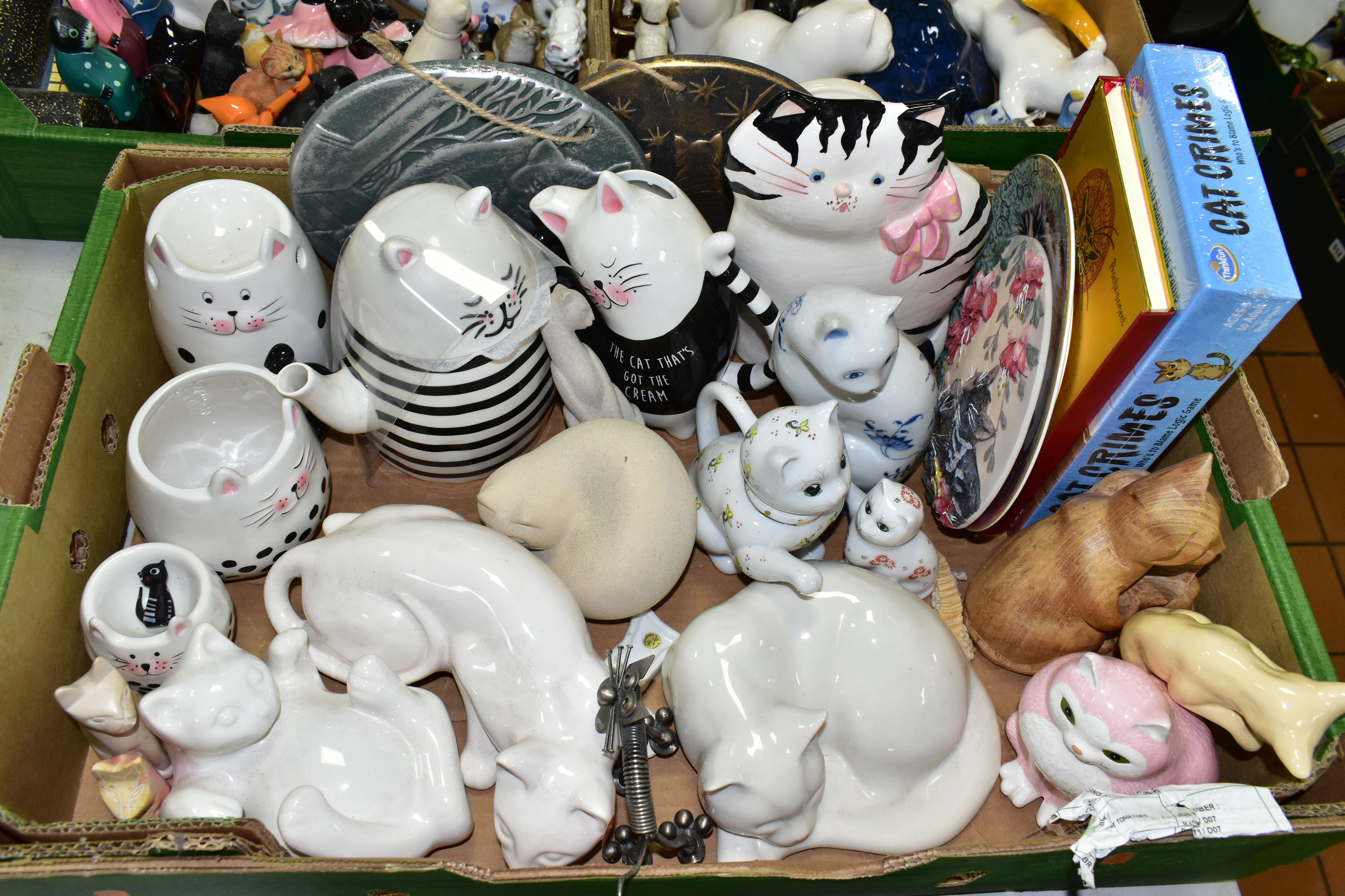 FIVE BOXES OF CAT ORNAMENTS AND OTHER CAT THEMED ITEMS, over one hundred ornaments to include two - Image 4 of 6