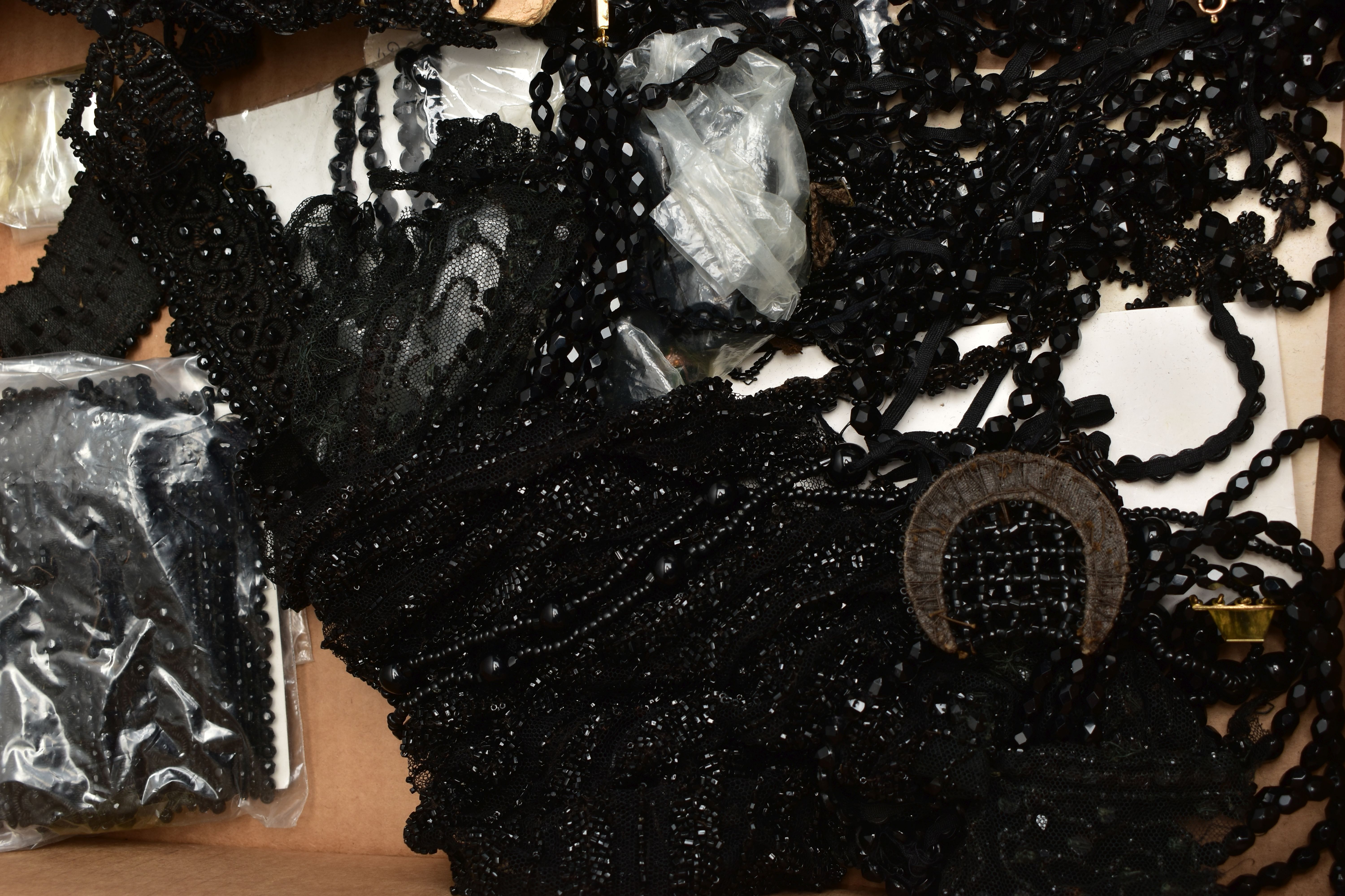 A BOX OF HABERDASHERY ACCESSORIES AND COSTUME JEWELLERY, to include a black beaded flapper girl head - Image 5 of 8