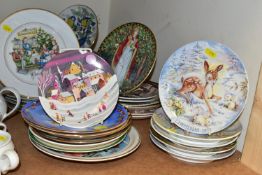 A GROUP OF COLLECTABLE WALL PLATES, WEDGWOOD, SPODE AND ROYAL WORCESTER, comprising a small Poole '