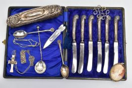 A SELECTION OF SILVER SPOONS, SILVER BROOCH AND FURTHER WHITE METAL ITEMS, to include two silver