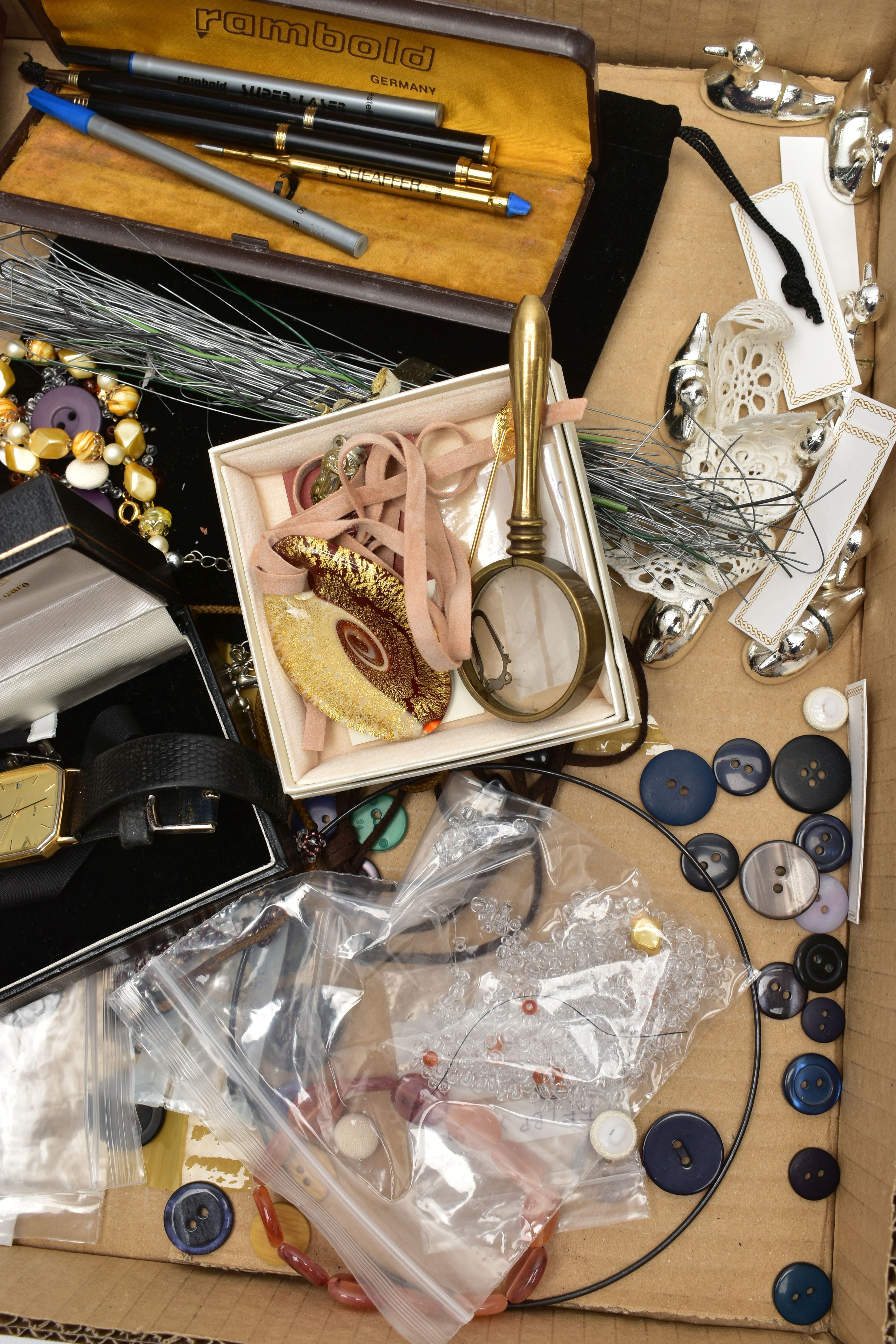 AN ASSORTMENT OF WHITE METAL AND COSTUME JEWELLERY, to include a set of eight white metal table name - Image 3 of 3