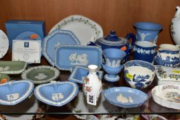 A QUANTITY OF WEDGWOOD JASPERWARE AND GIFT WARE, including two pink jasperware miniature jugs and