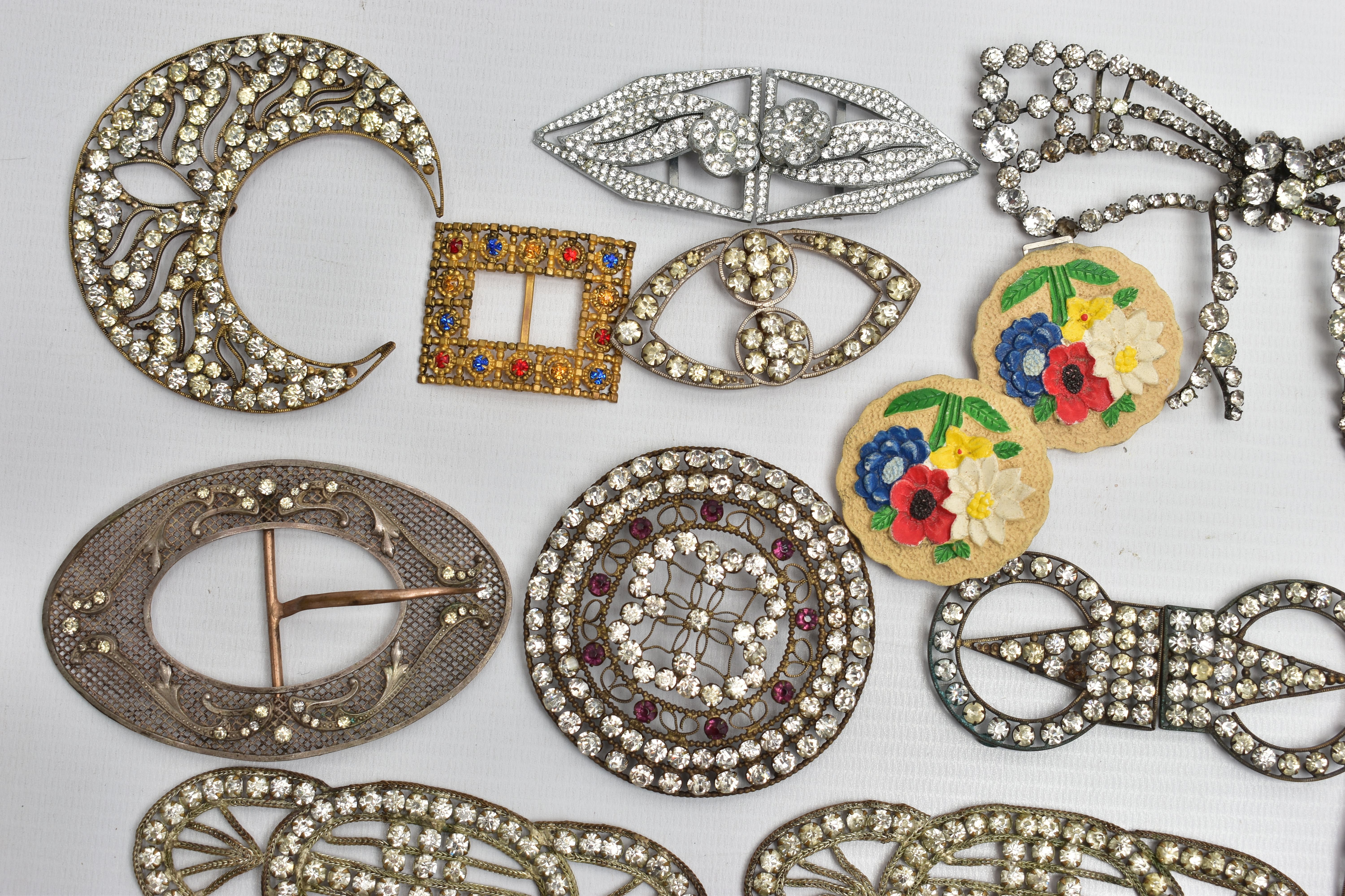 A BOX OF ASSORTED BUCKLES AND CLIPS, to include a selection of yellow and white metal buckles and - Image 8 of 11