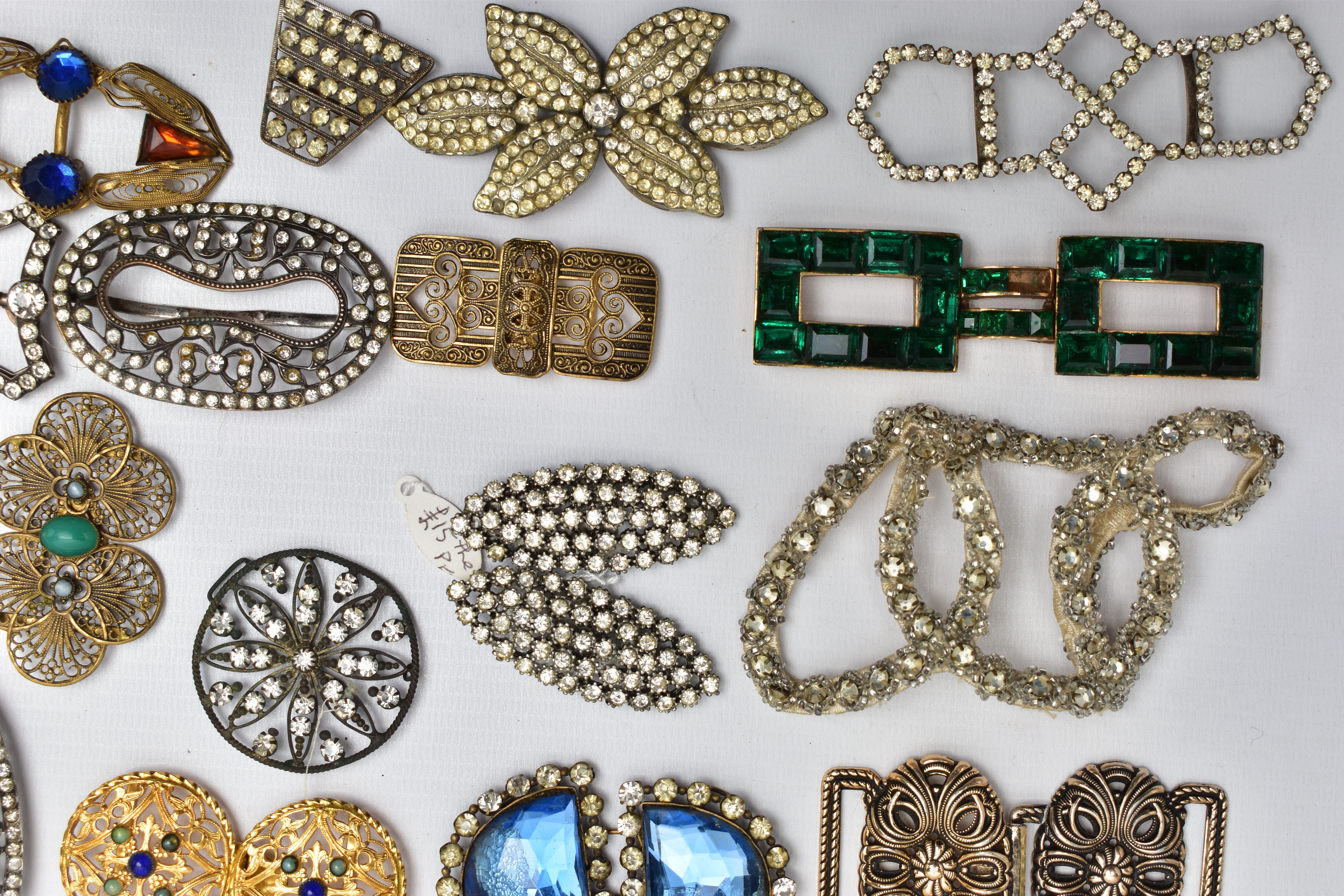 A BOX OF ASSORTED BUCKLES AND CLIPS, to include a selection of yellow and white metal buckles and - Image 10 of 11