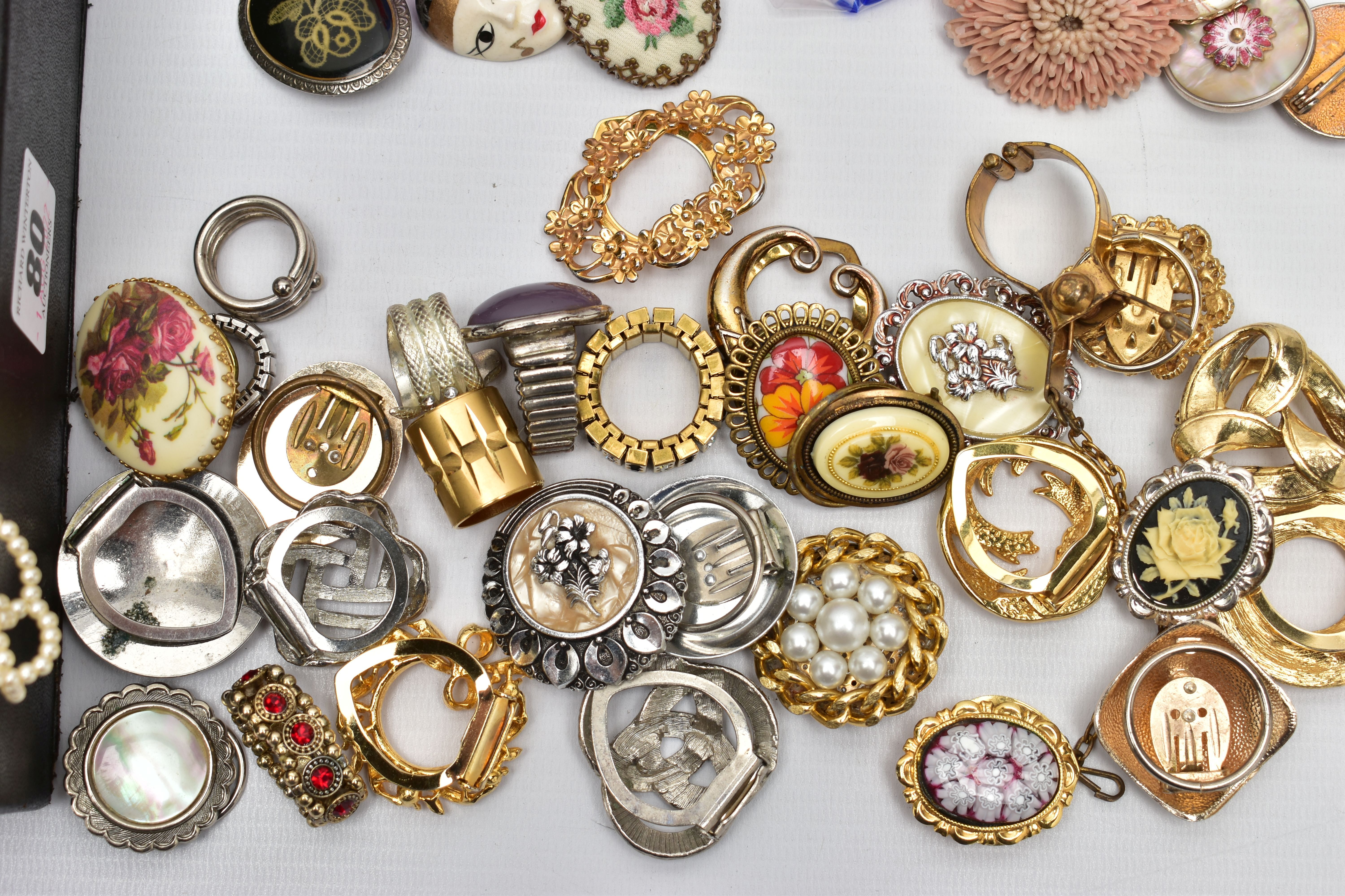 AN ASSORTMENT OF COSTUME JEWELLERY, to include a selection of white metal and marcasite brooches, - Image 4 of 5
