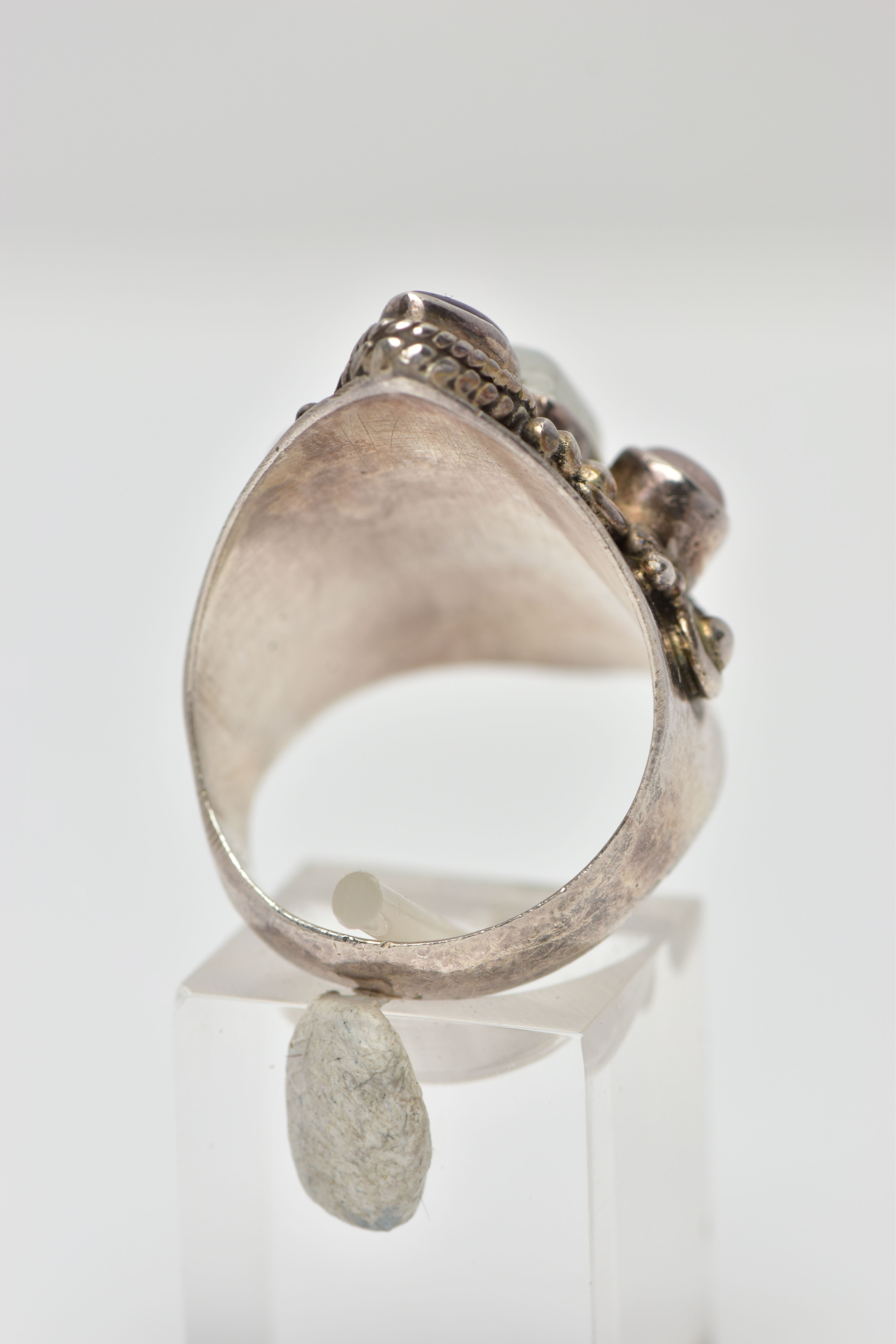 A GEM SET RING, a white metal dress ring, set with a cabochon moonstone centre stone, with - Image 3 of 4