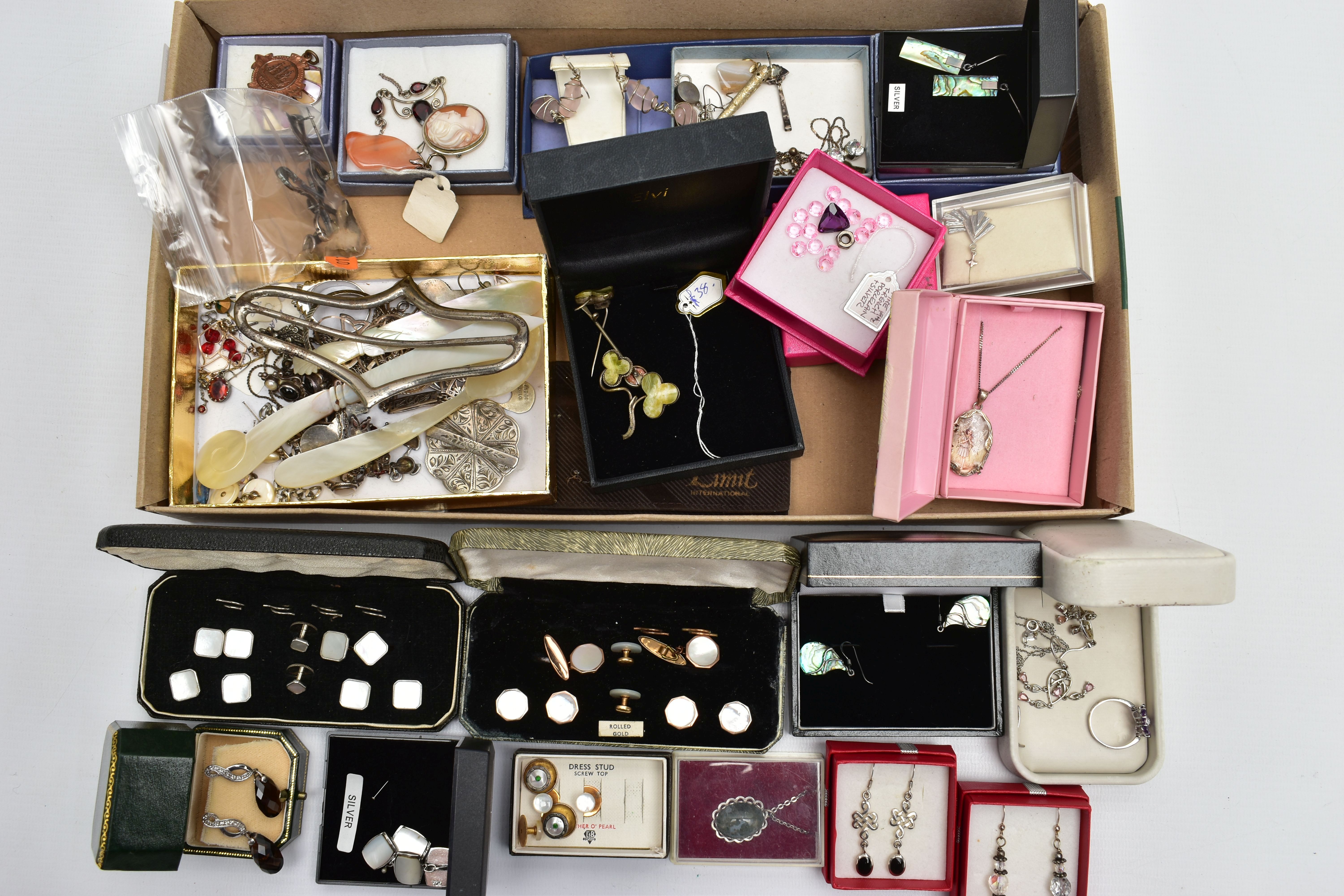 AN ASSORTMENT OF SILVER AND WHITE METAL JEWELLERY, to include a silver ingot in the shape of Great
