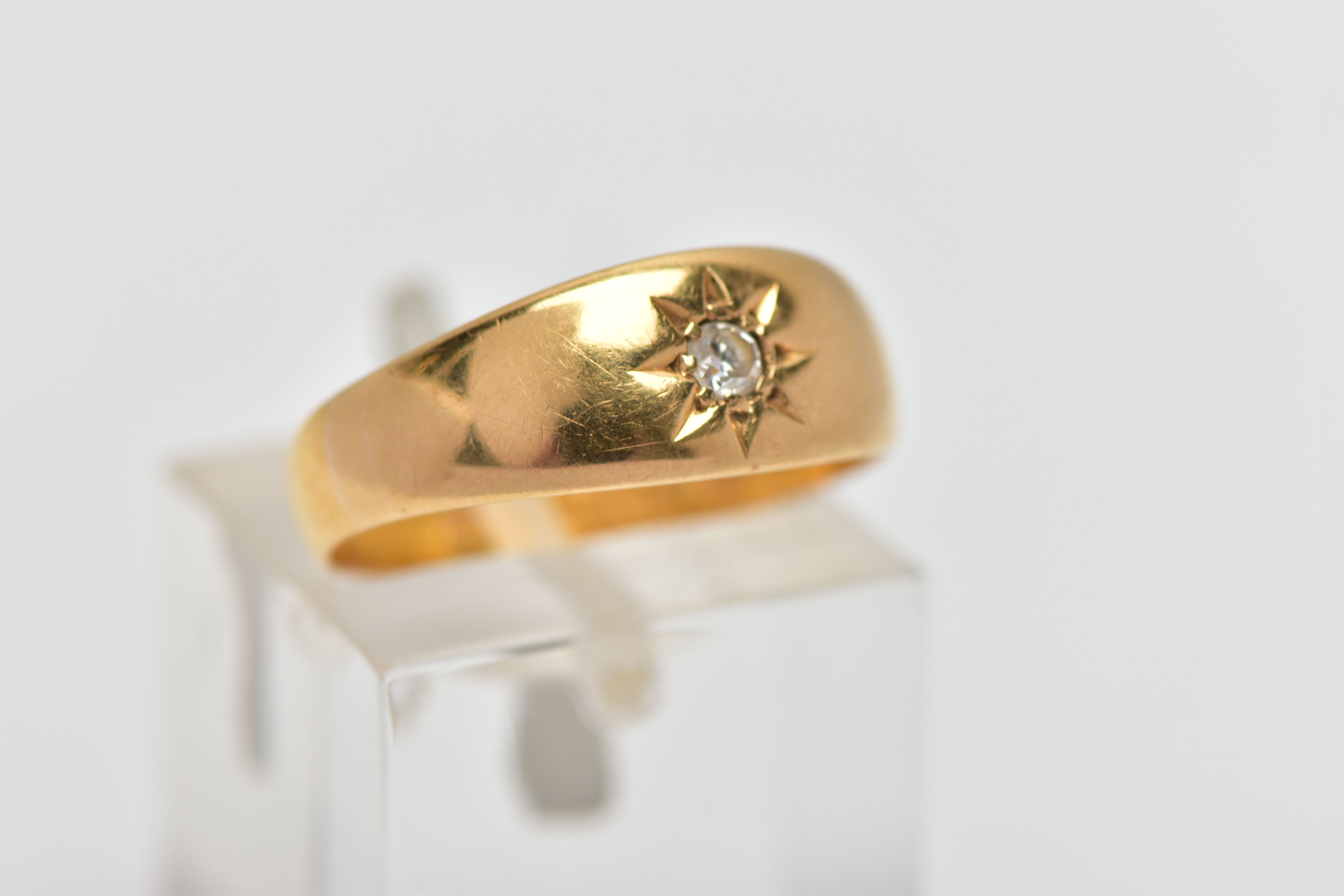 AN EARLY 20TH CENTURY 1920'S 22CT YELLOW GOLD DIAMOND SINGLE STONE RING, set with a single cut - Image 4 of 4