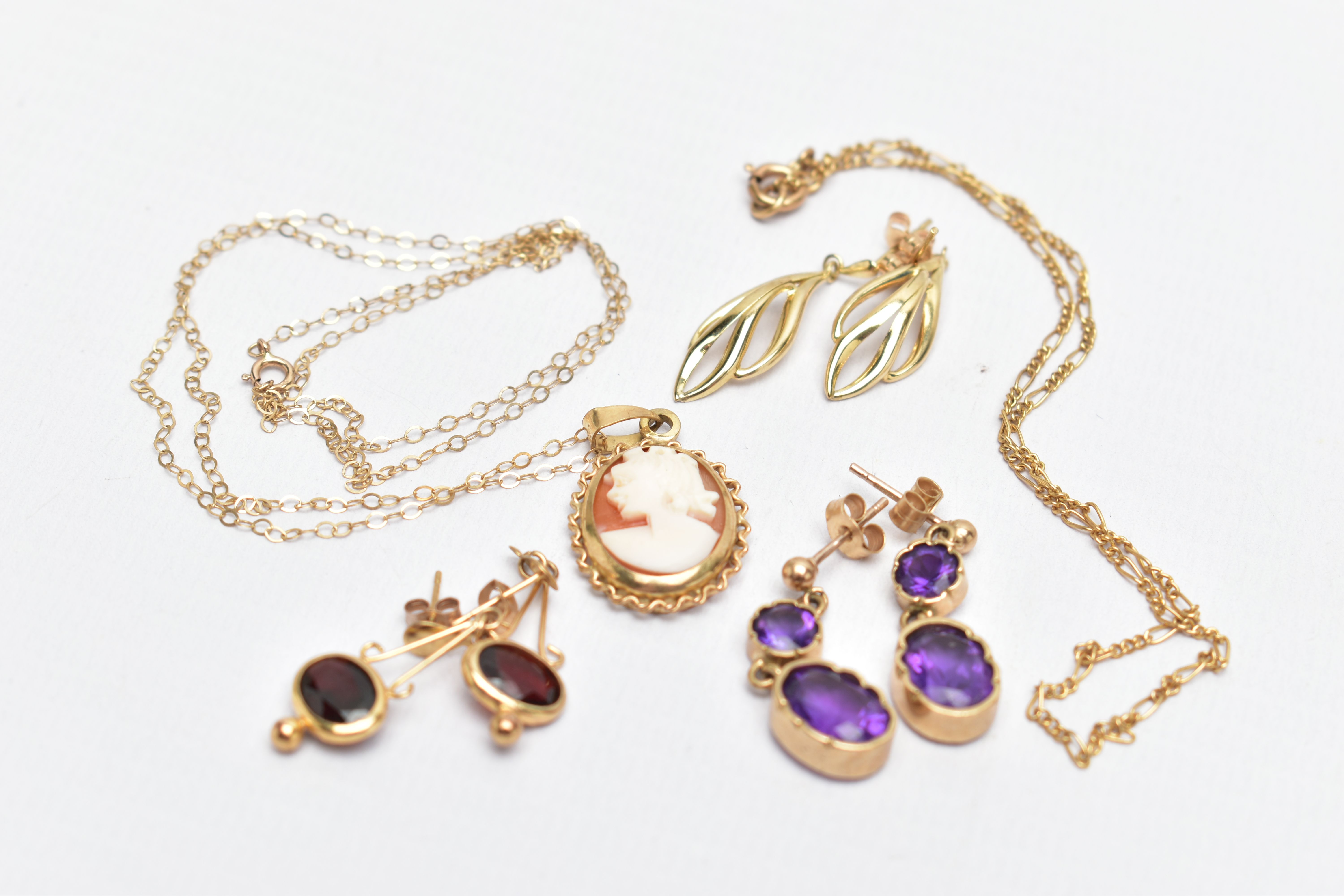 AN ASSORTMENT OF 9CT GOLD AND YELLOW METAL JEWELLERY, to include a pair of yellow gold and